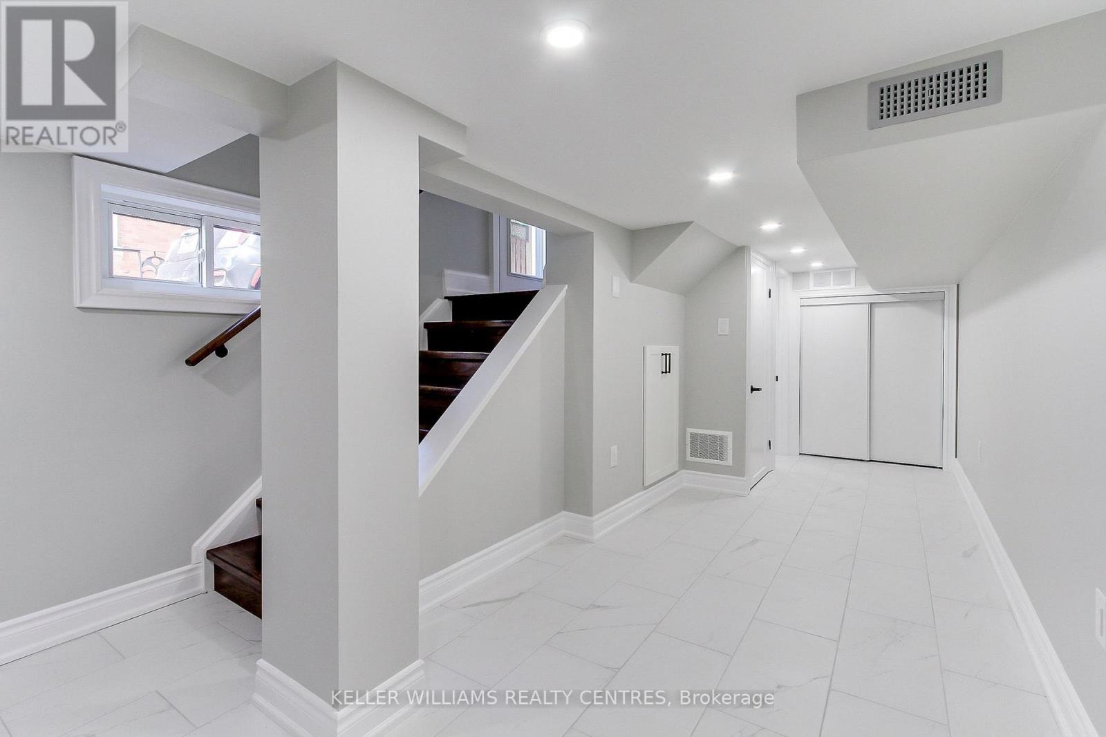 Photo 33 of 379 Park Avenue, Newmarket ON