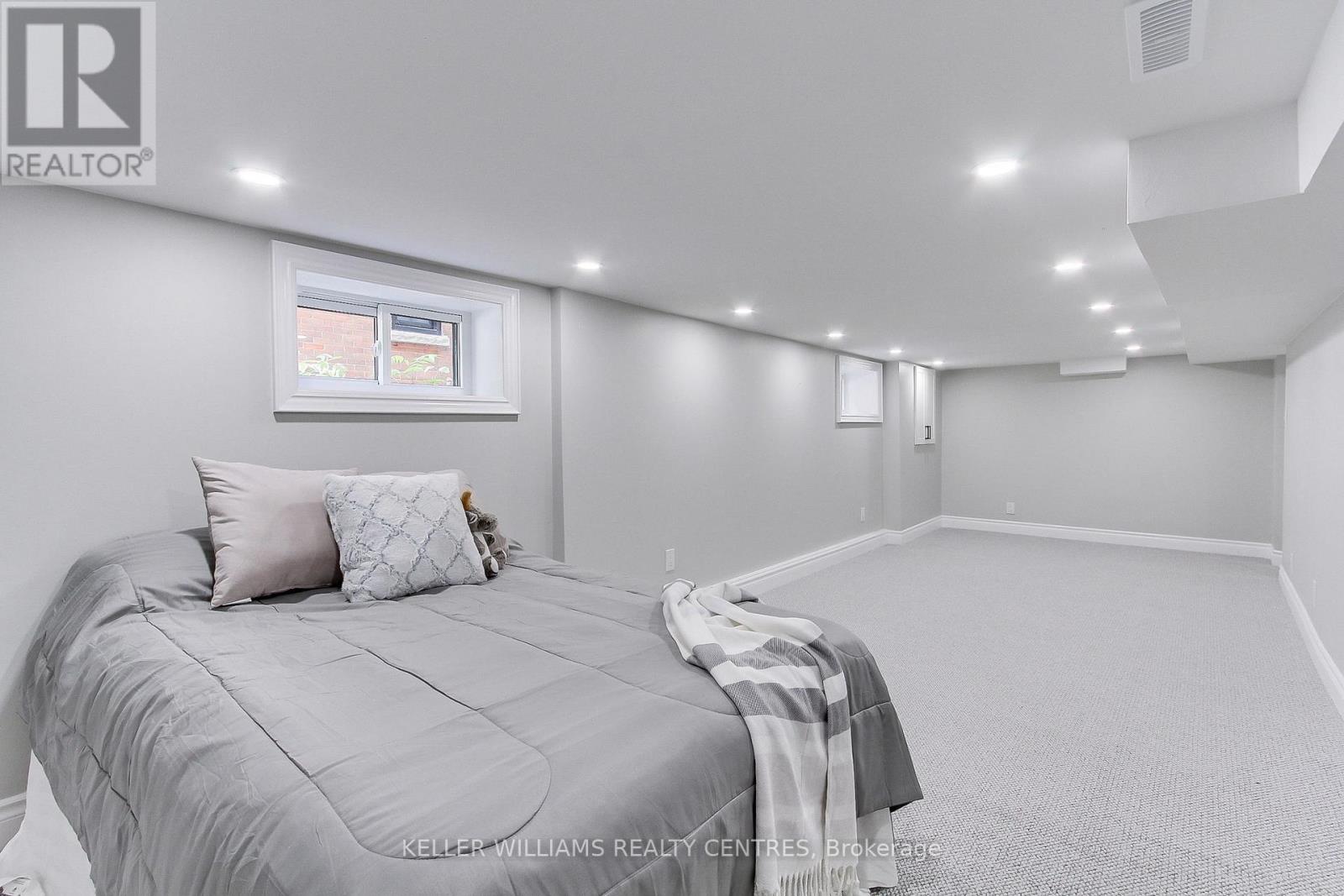 Photo 35 of 379 Park Avenue, Newmarket ON