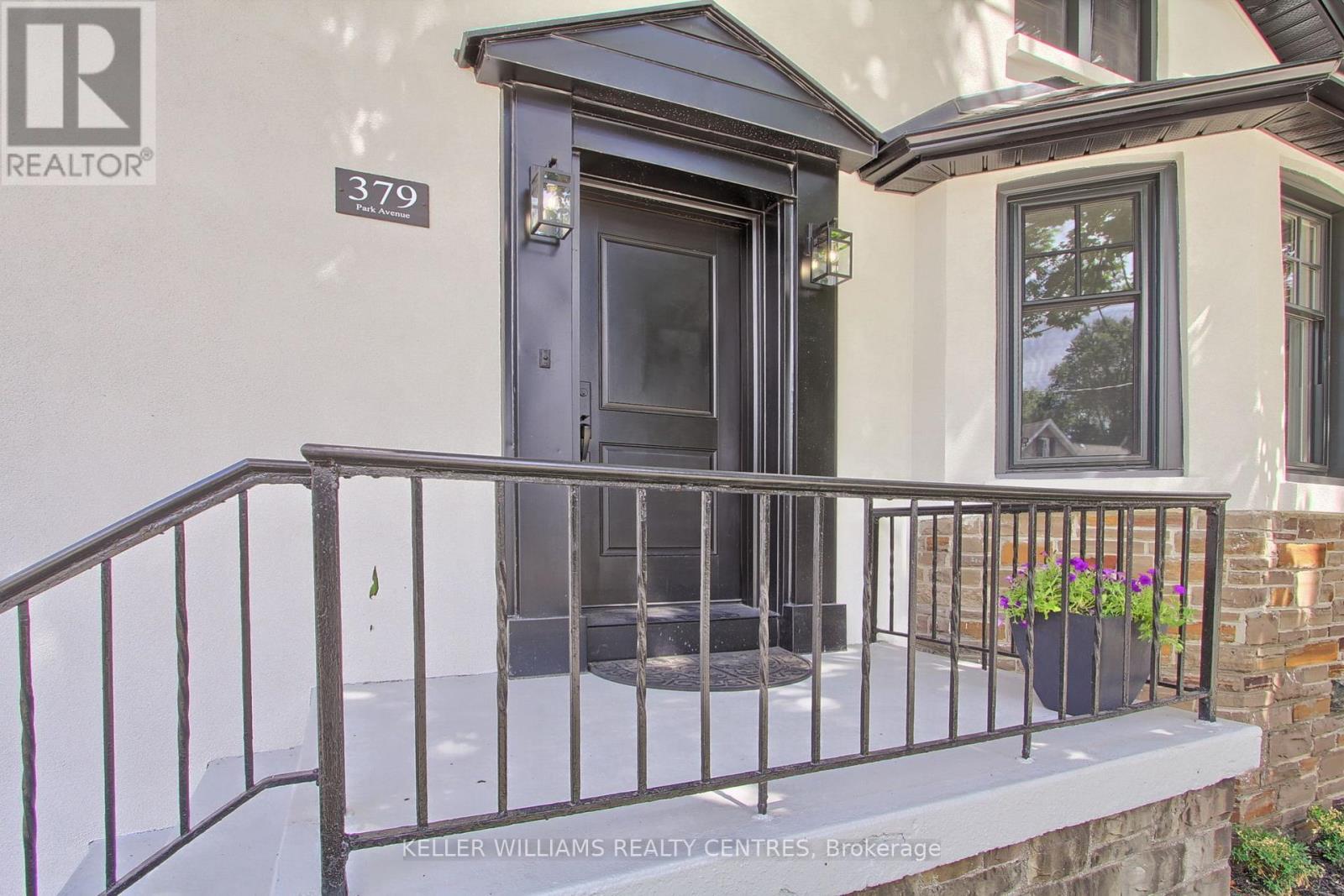 Photo 4 of 379 Park Avenue, Newmarket ON