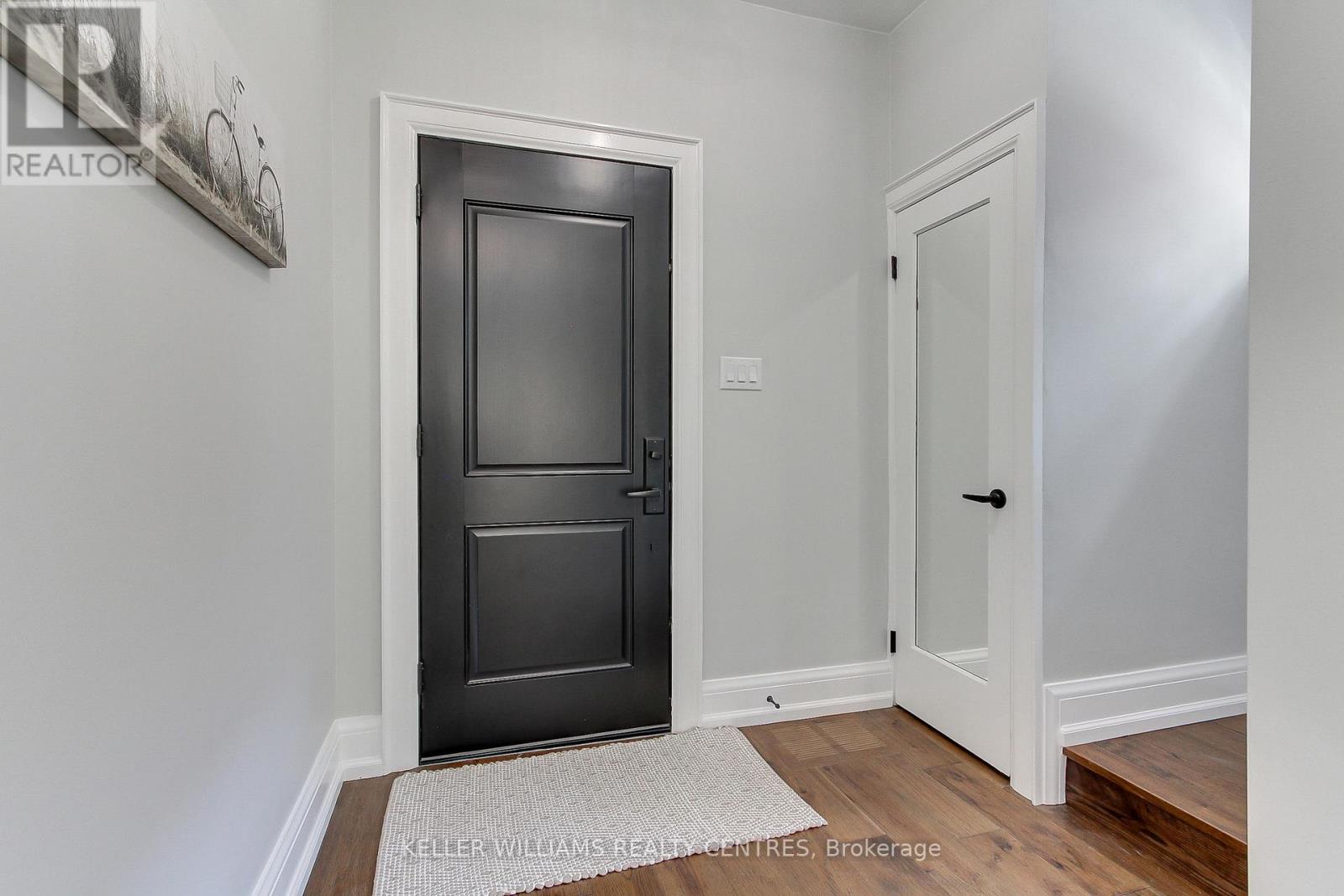 Photo 5 of 379 Park Avenue, Newmarket ON