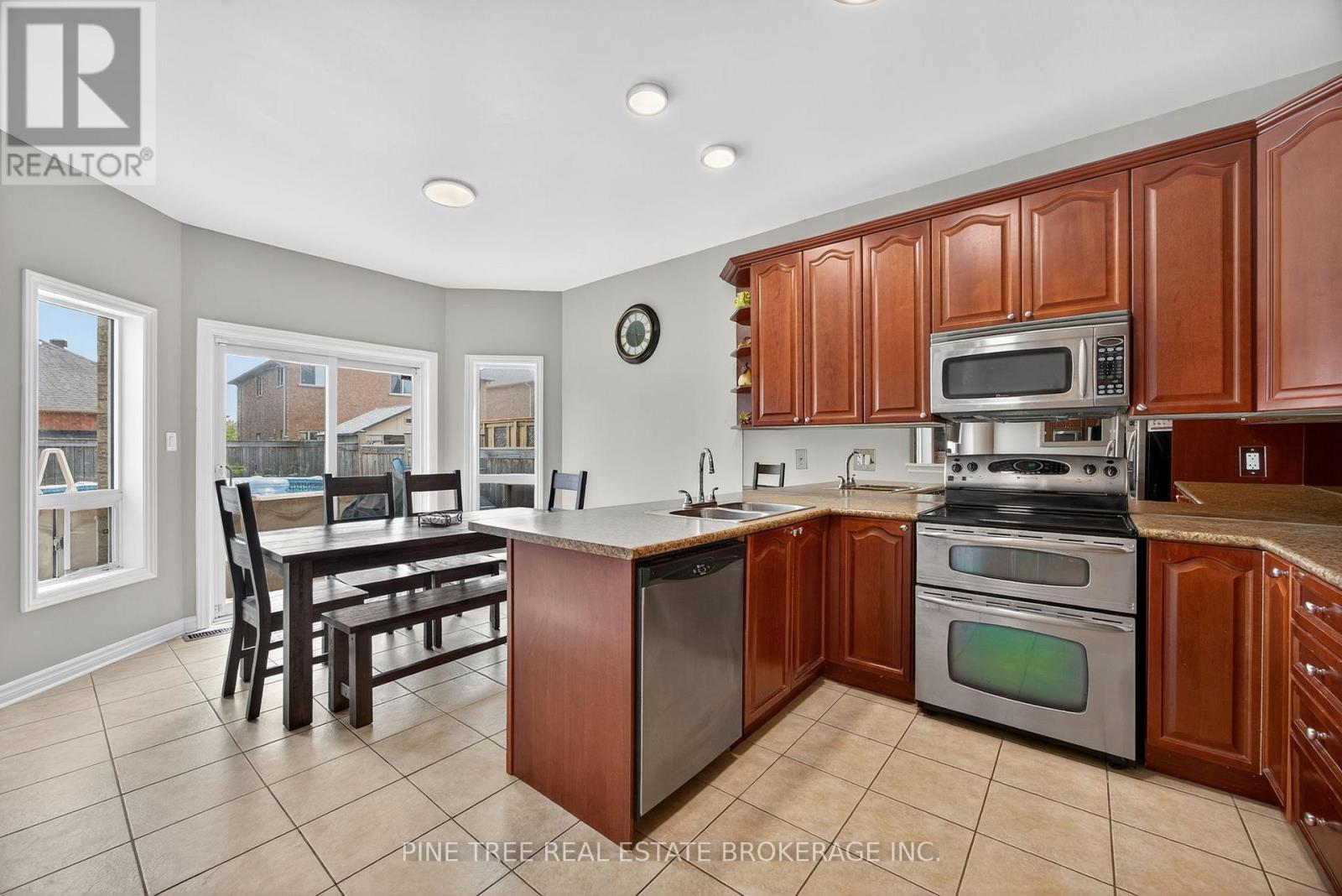 Photo 10 of 31 Connaught Lane, Barrie ON