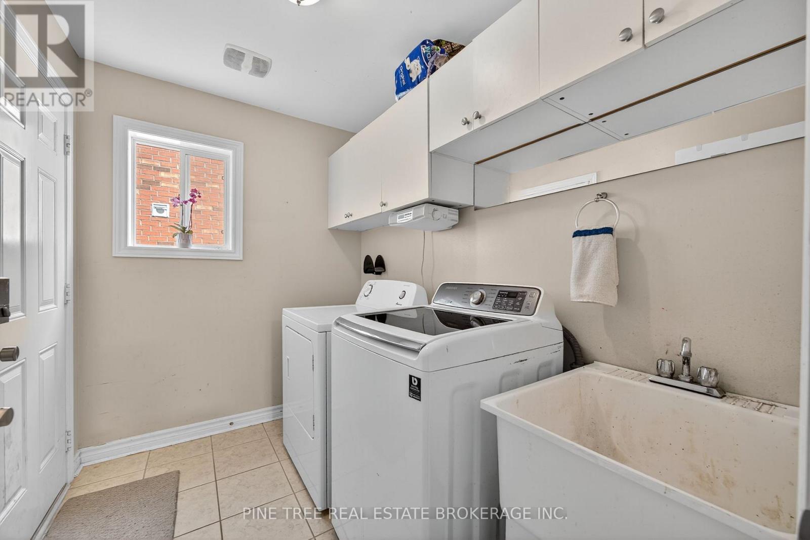 Photo 6 of 31 Connaught Lane, Barrie ON