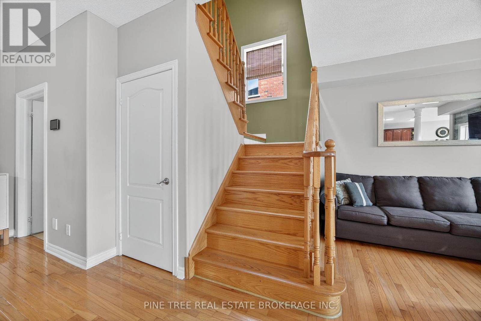 Photo 38 of 31 Connaught Lane, Barrie ON