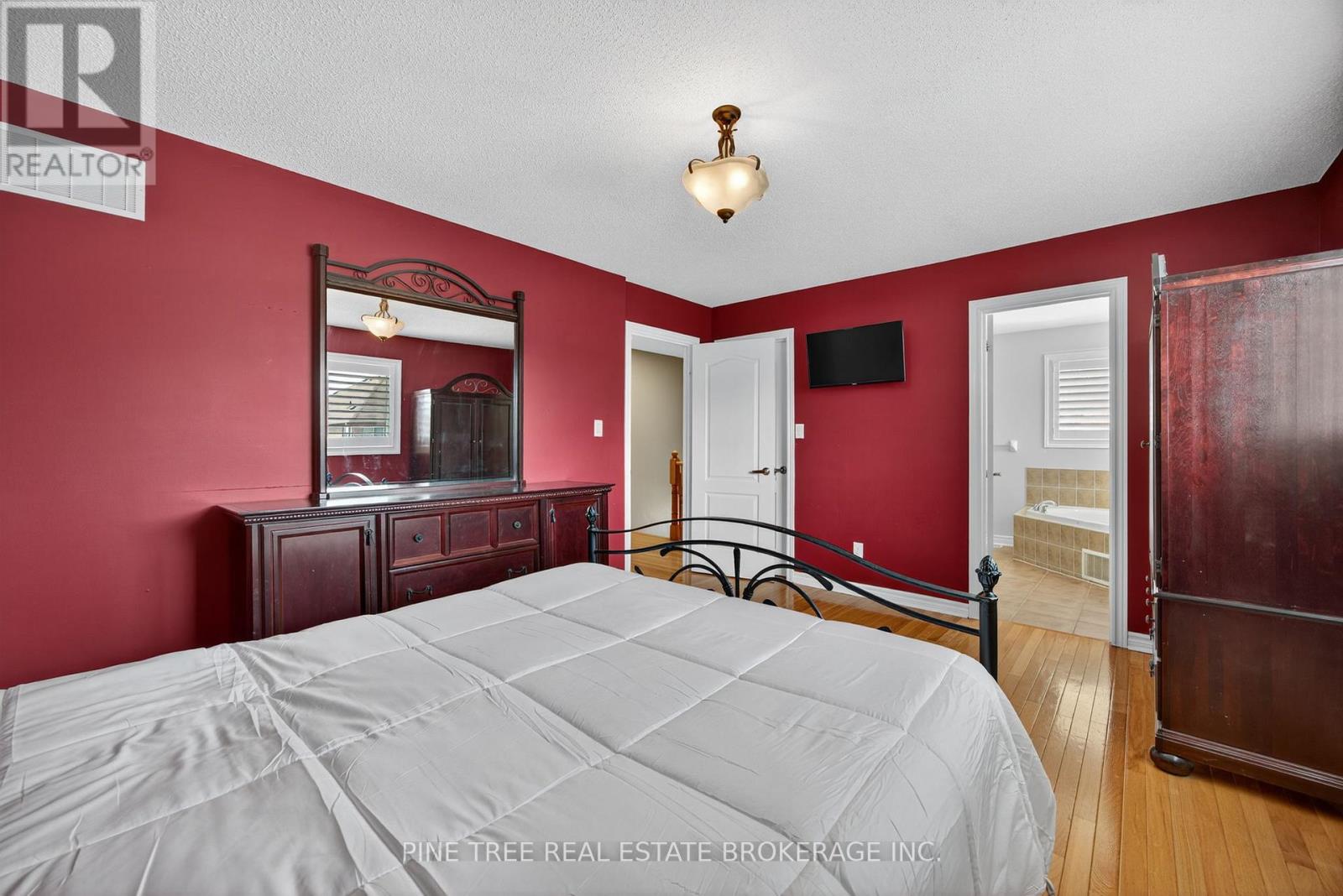 Photo 36 of 31 Connaught Lane, Barrie ON