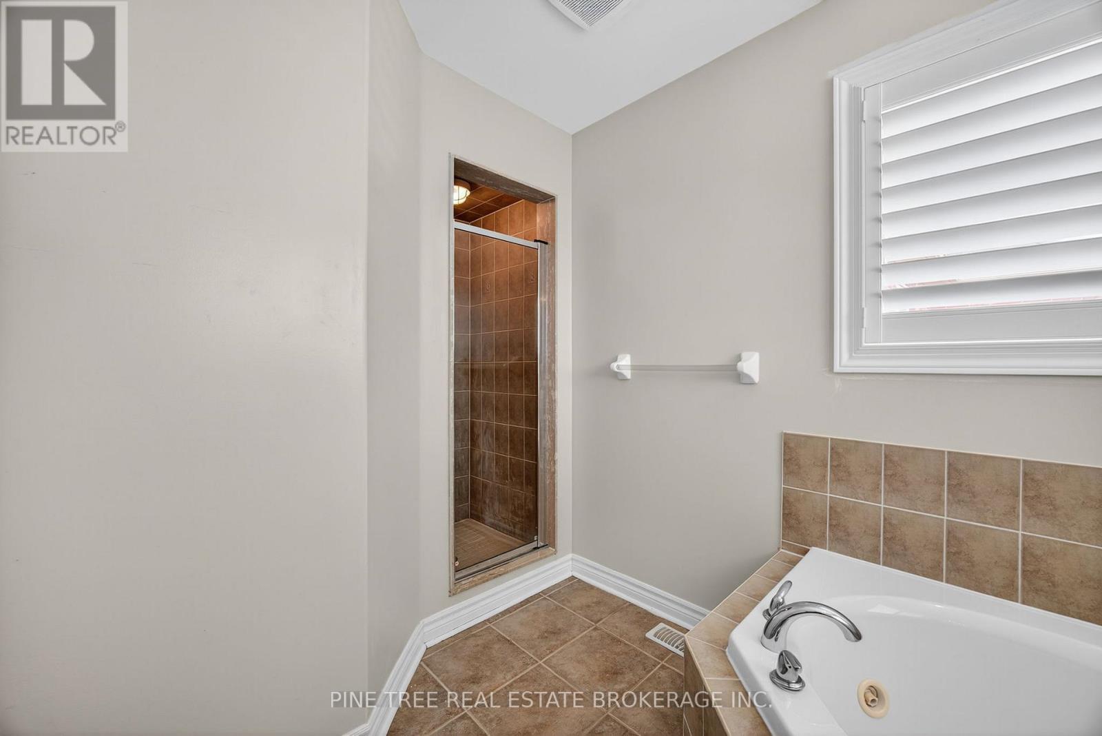 Photo 2 of 31 Connaught Lane, Barrie ON