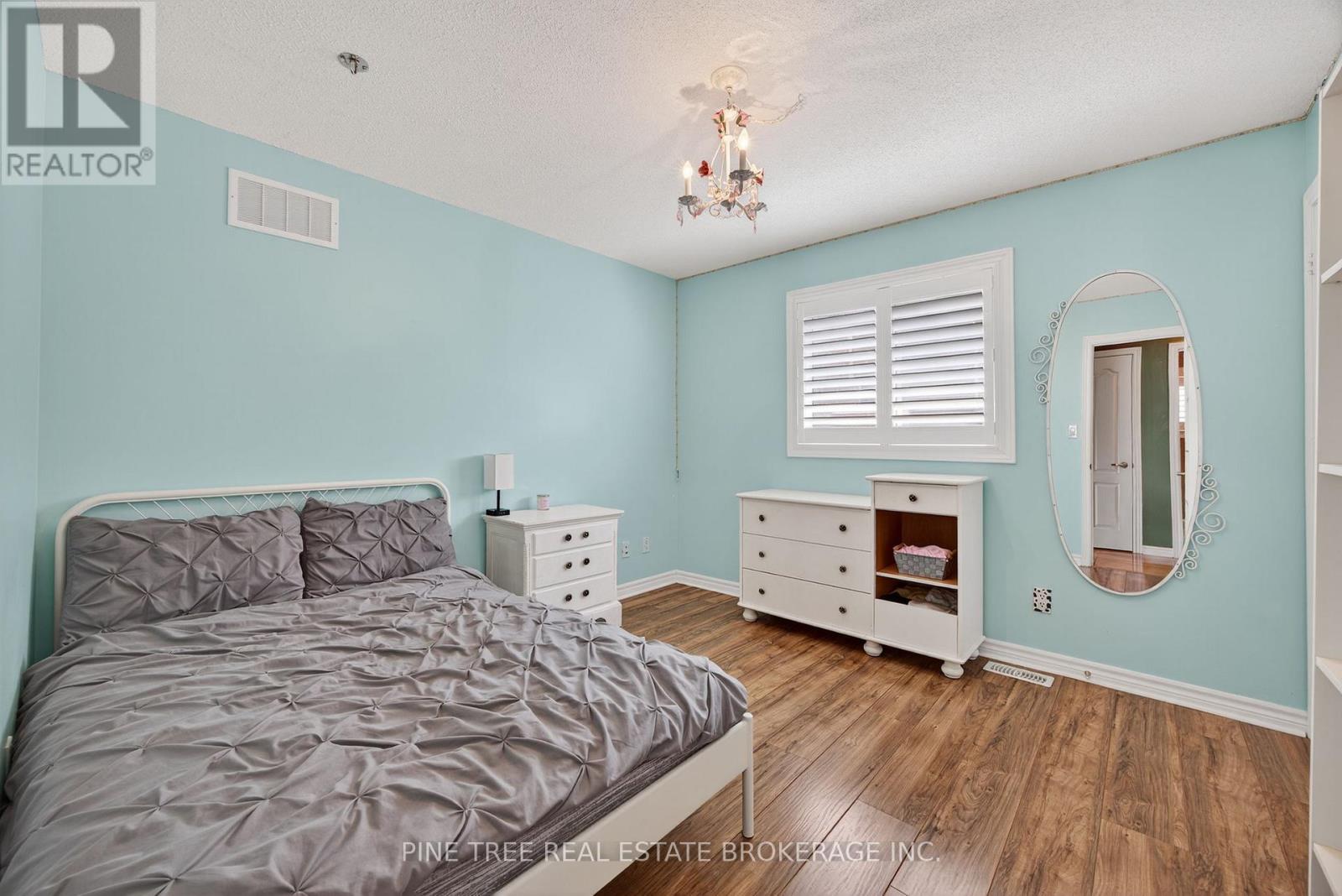 Photo 35 of 31 Connaught Lane, Barrie ON