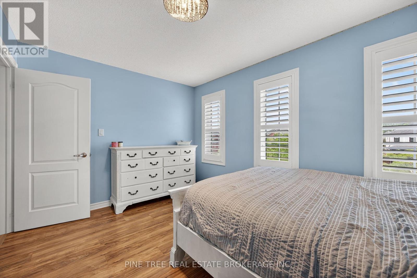 Photo 14 of 31 Connaught Lane, Barrie ON