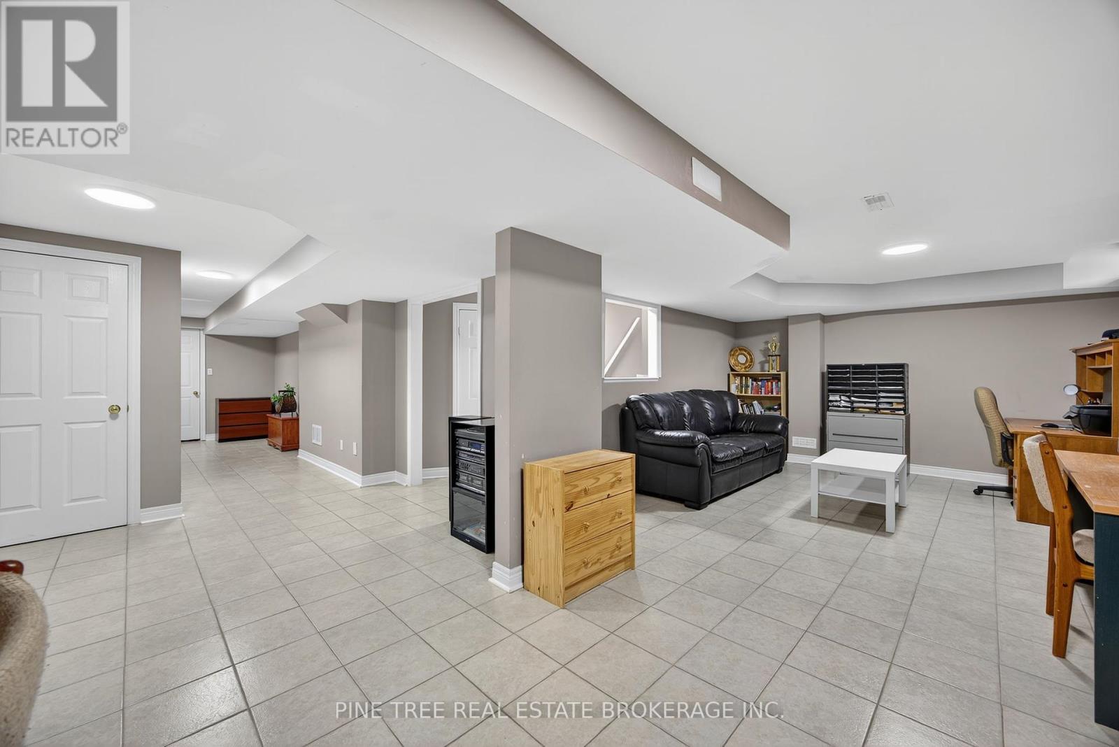 Photo 8 of 31 Connaught Lane, Barrie ON
