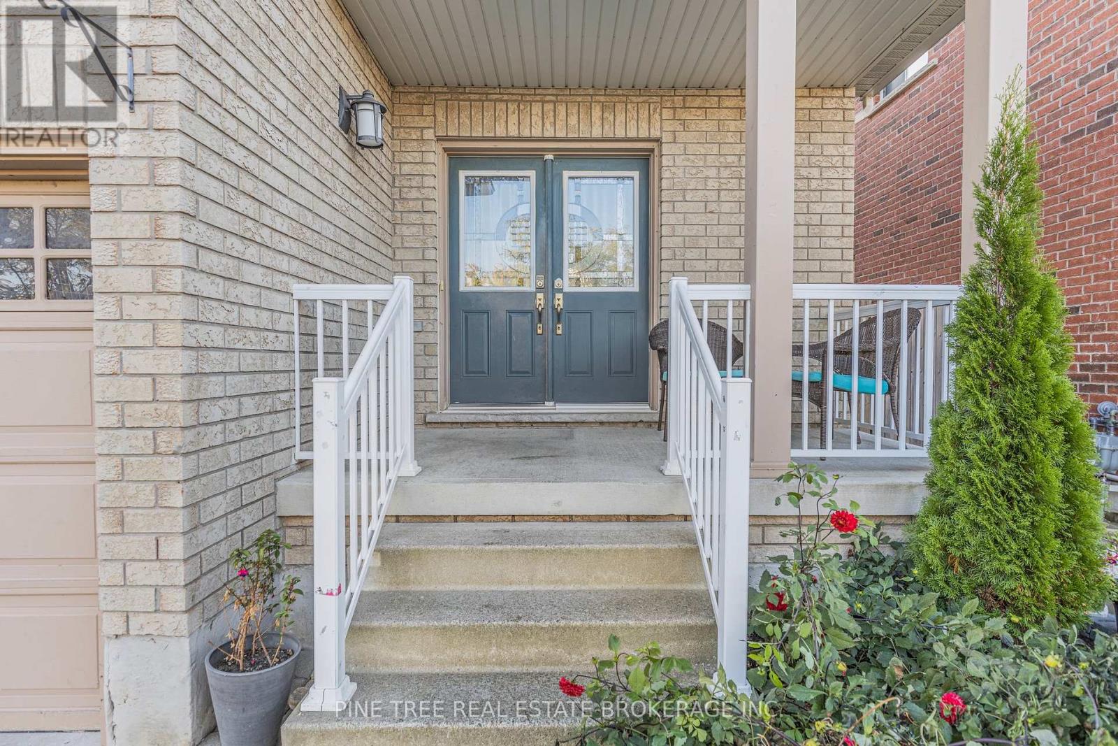 Photo 12 of 31 Connaught Lane, Barrie ON