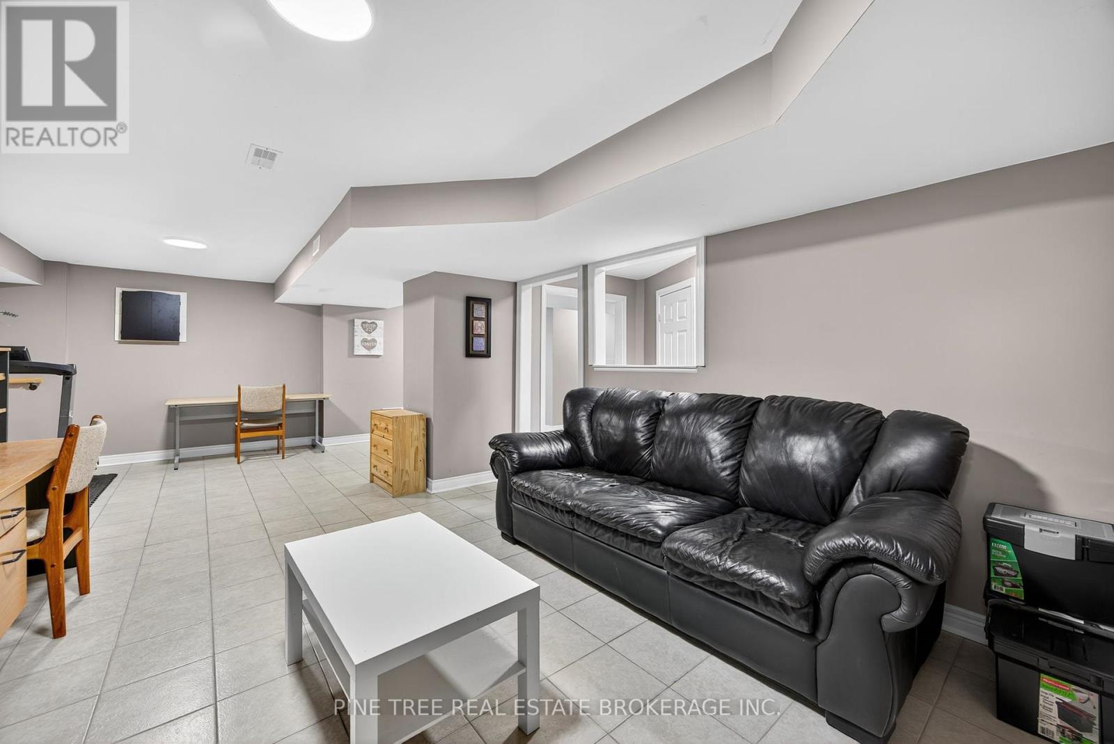 Photo 26 of 31 Connaught Lane, Barrie ON