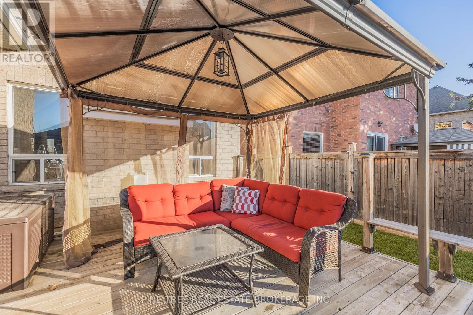 Photo 22 of 31 Connaught Lane, Barrie ON