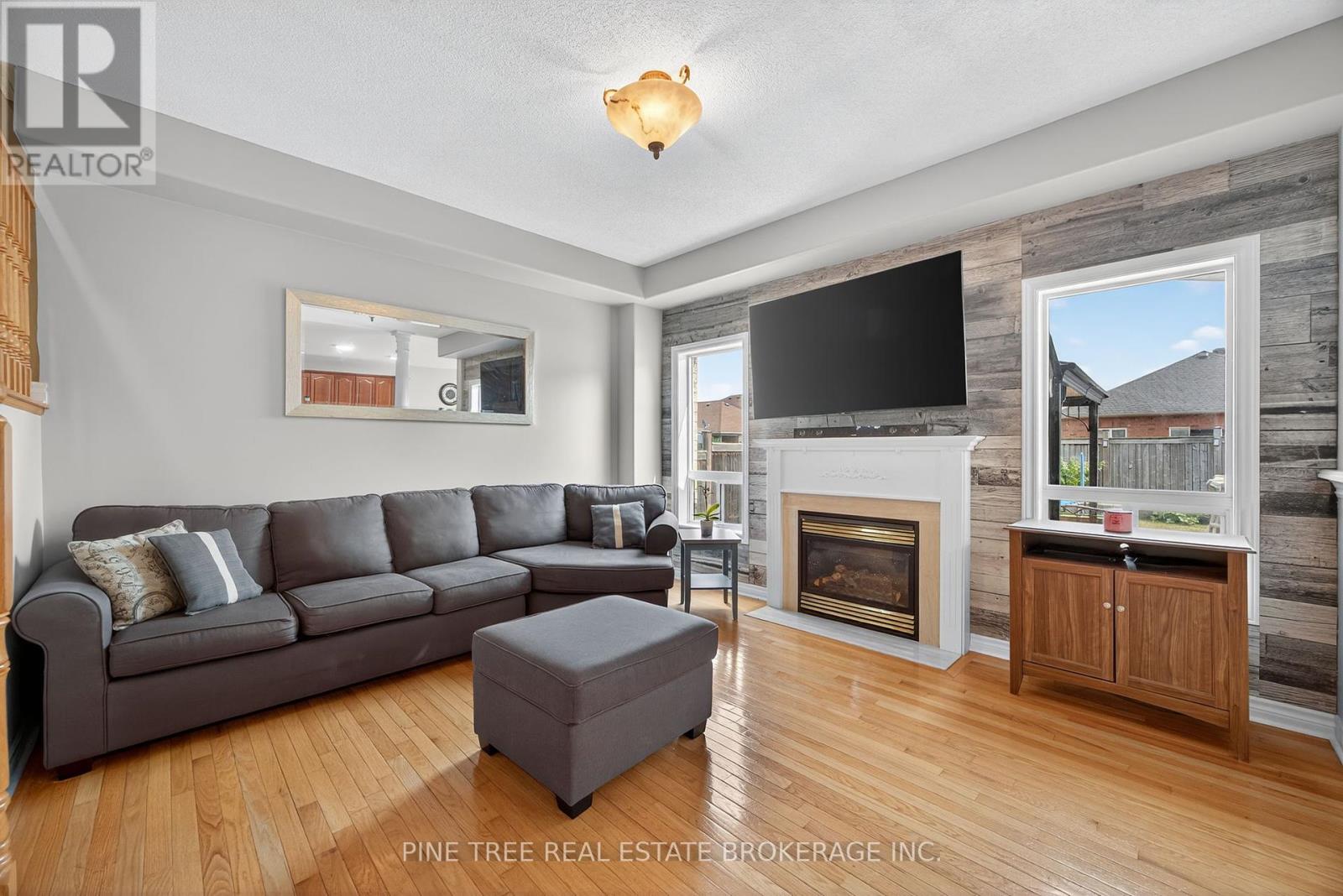 Photo 1 of 31 Connaught Lane, Barrie ON
