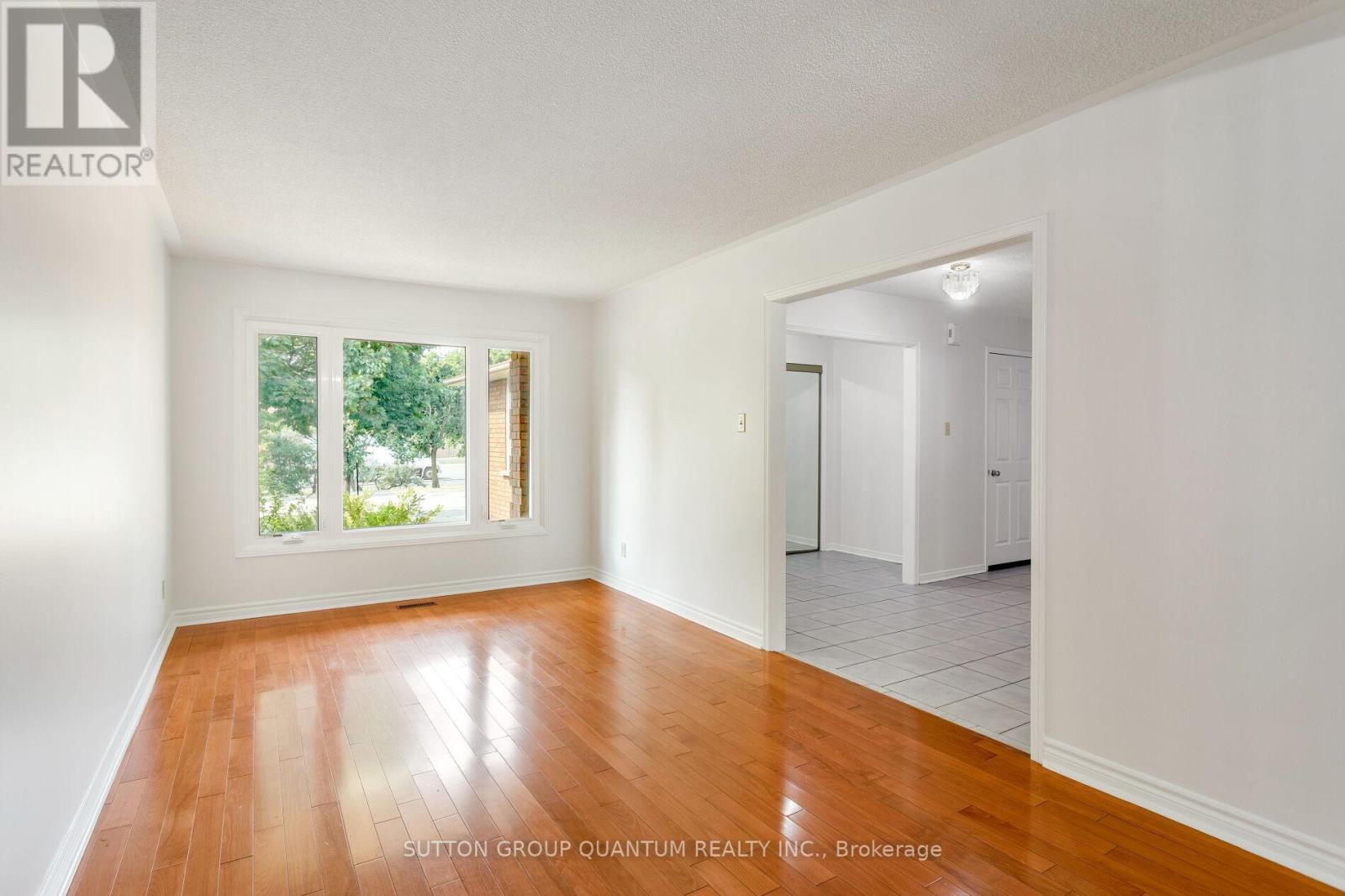 Photo 5 of 4504 Haydock Park Drive, Mississauga ON