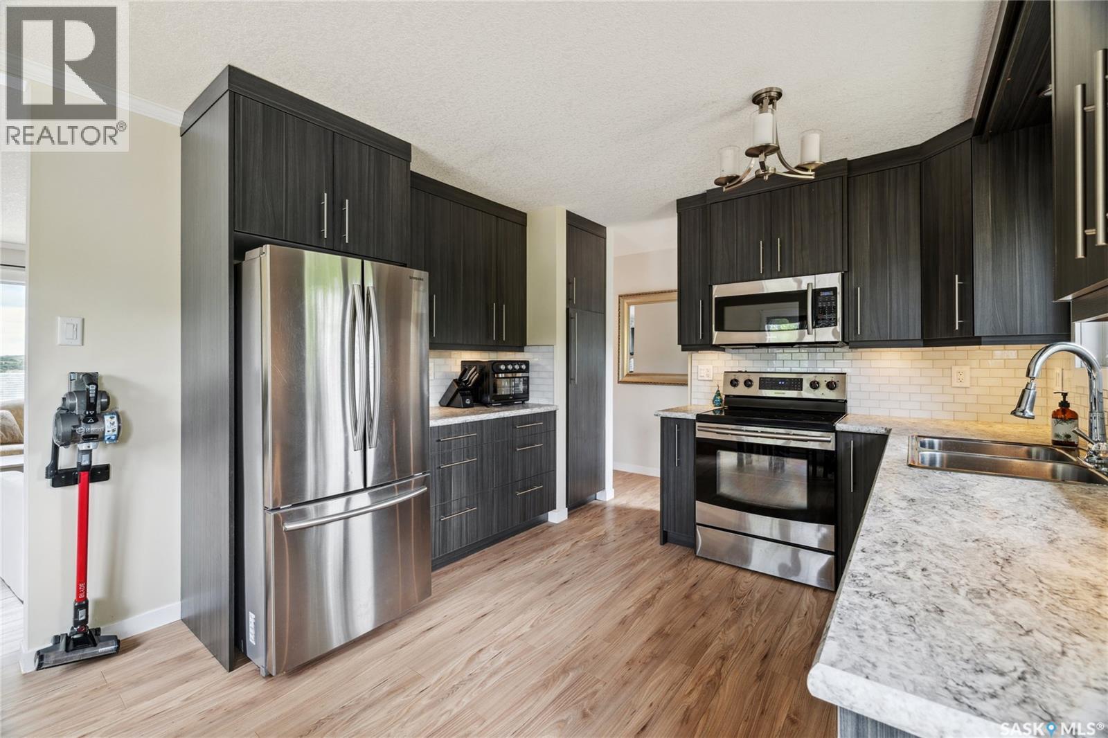 Photo 10 of 461 13 Th Street E, Regina Beach SK