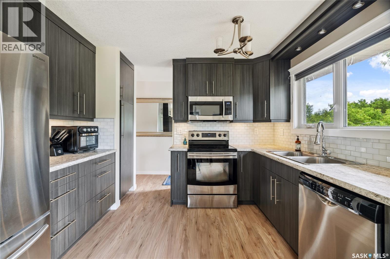 Photo 11 of 461 13 Th Street E, Regina Beach SK