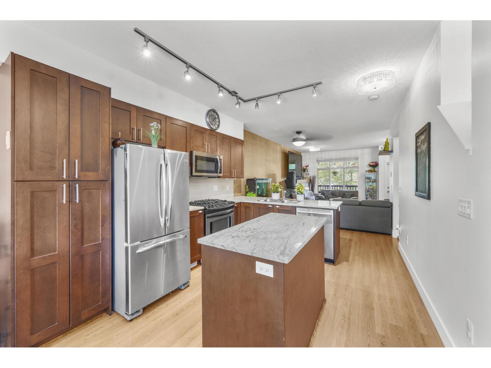 Photo 4 of 15 19478 65 Avenue, Surrey BC