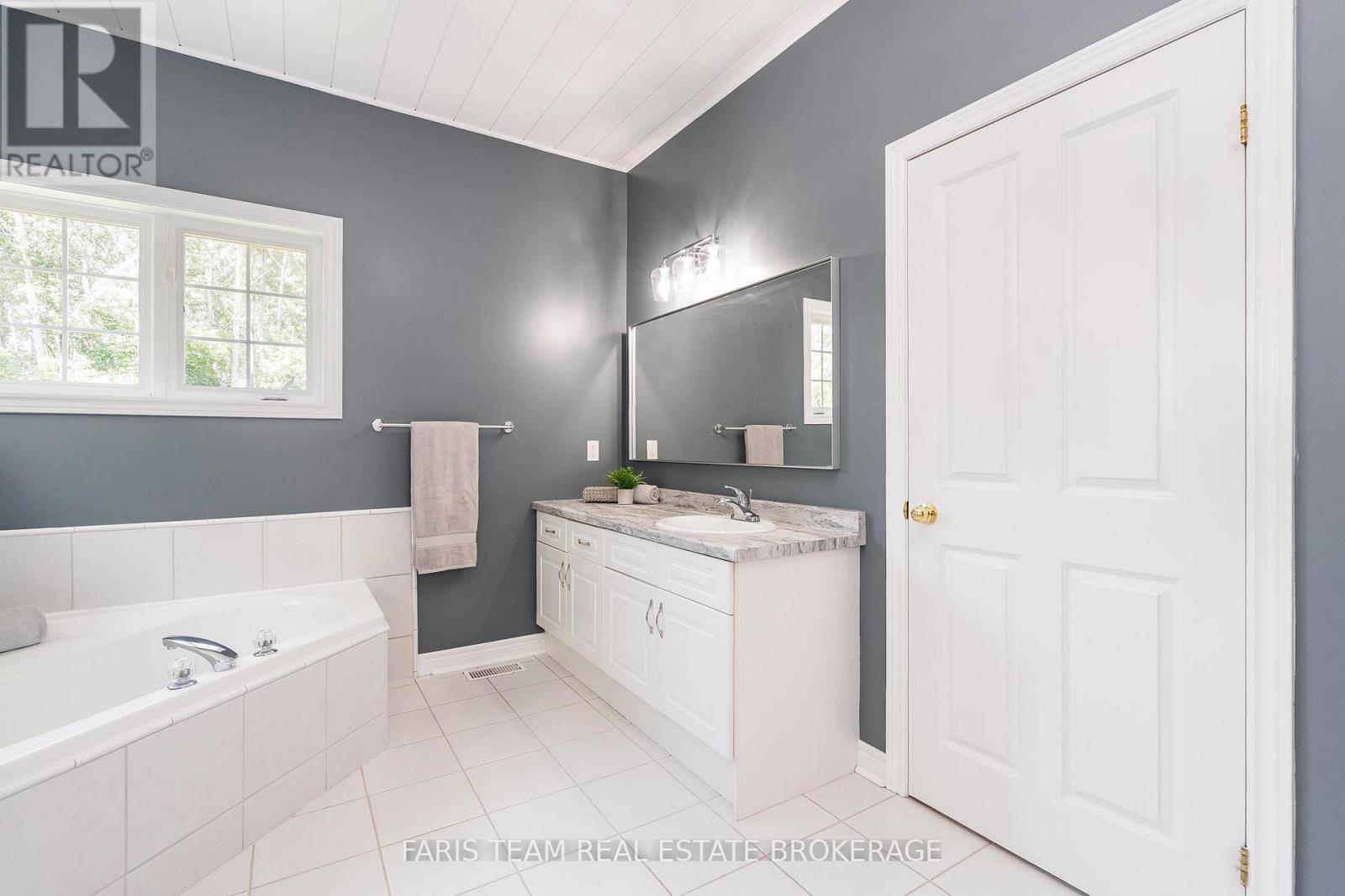 Photo 12 of 35 Parr Boulevard, Springwater ON