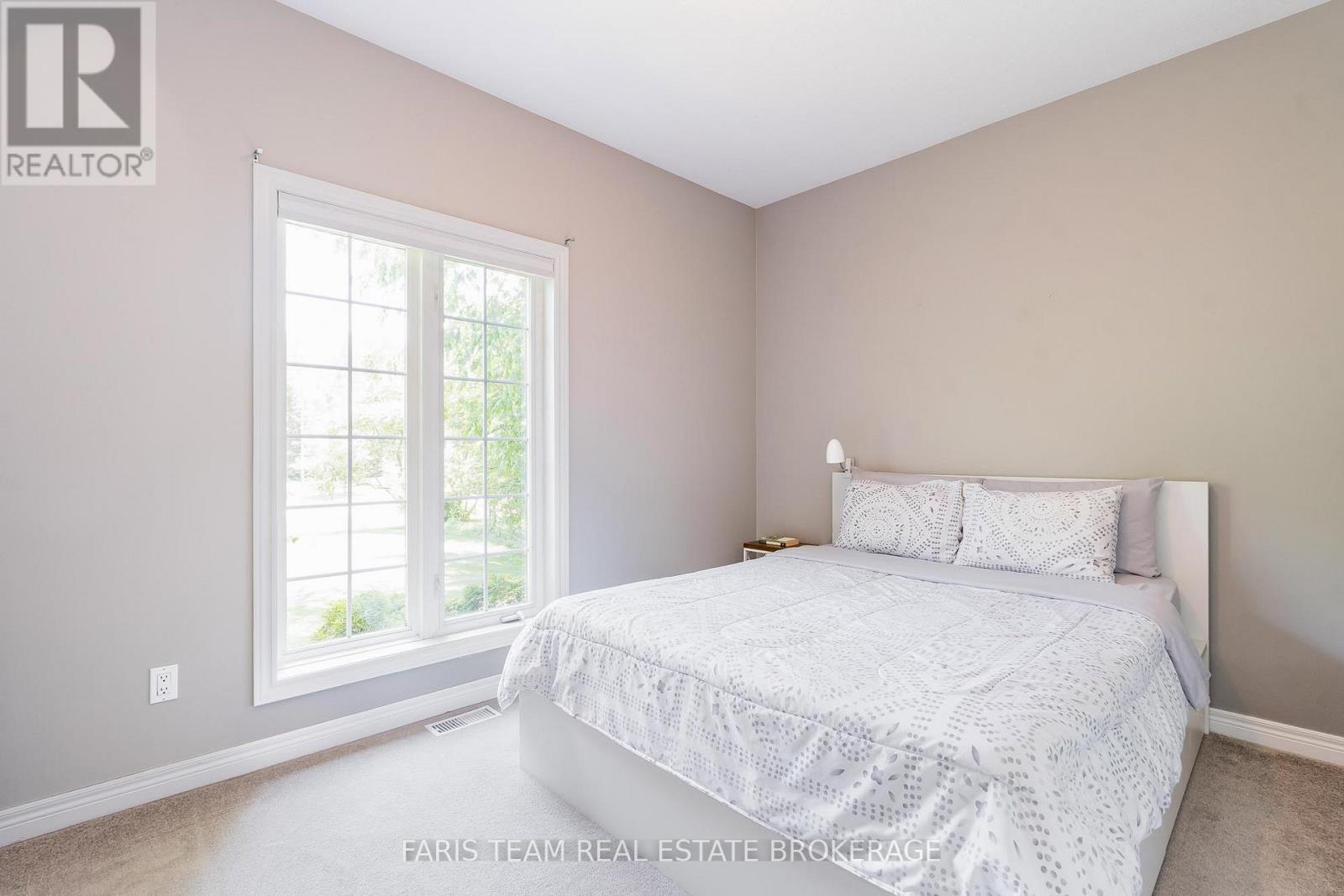 Photo 14 of 35 Parr Boulevard, Springwater ON