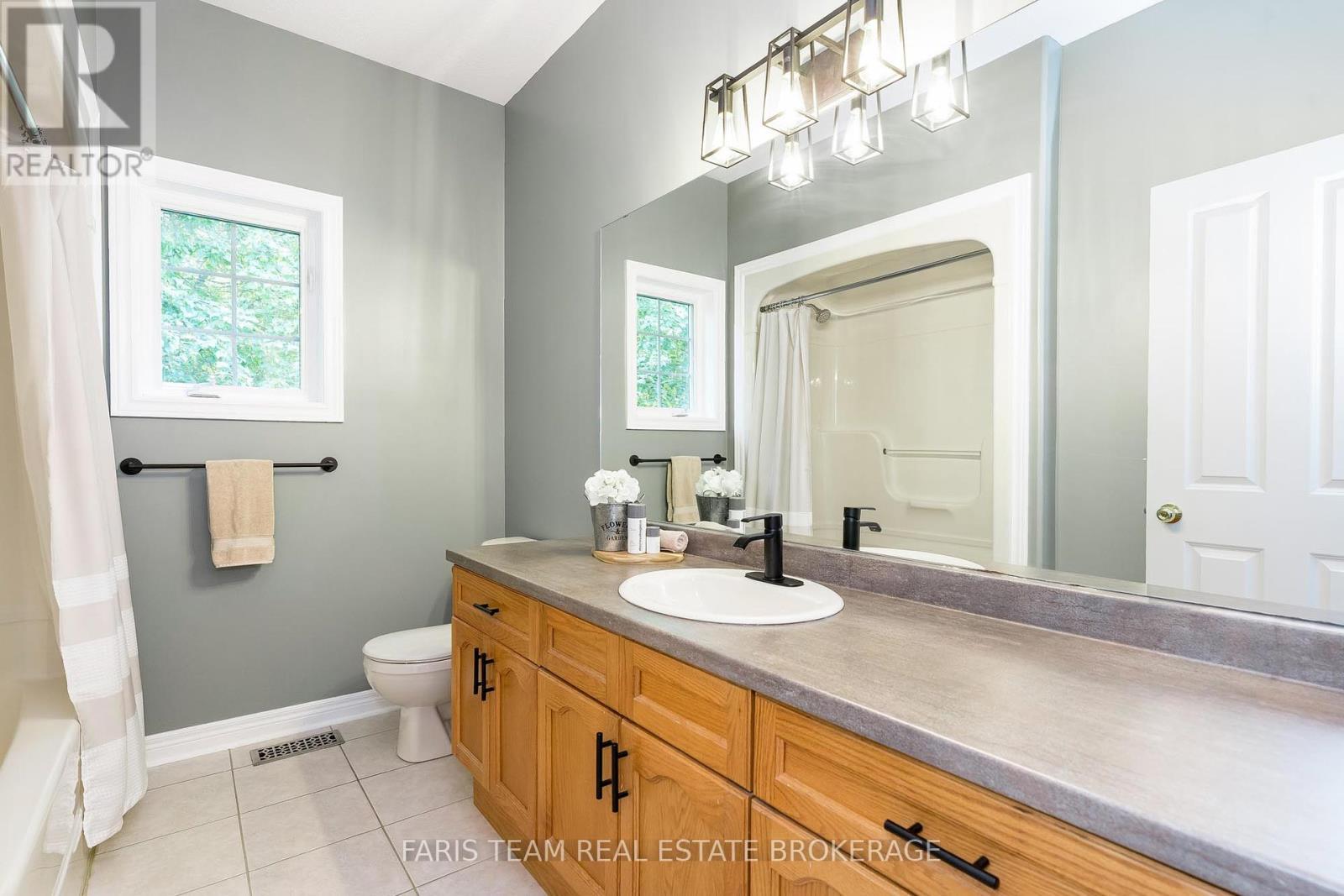 Photo 15 of 35 Parr Boulevard, Springwater ON
