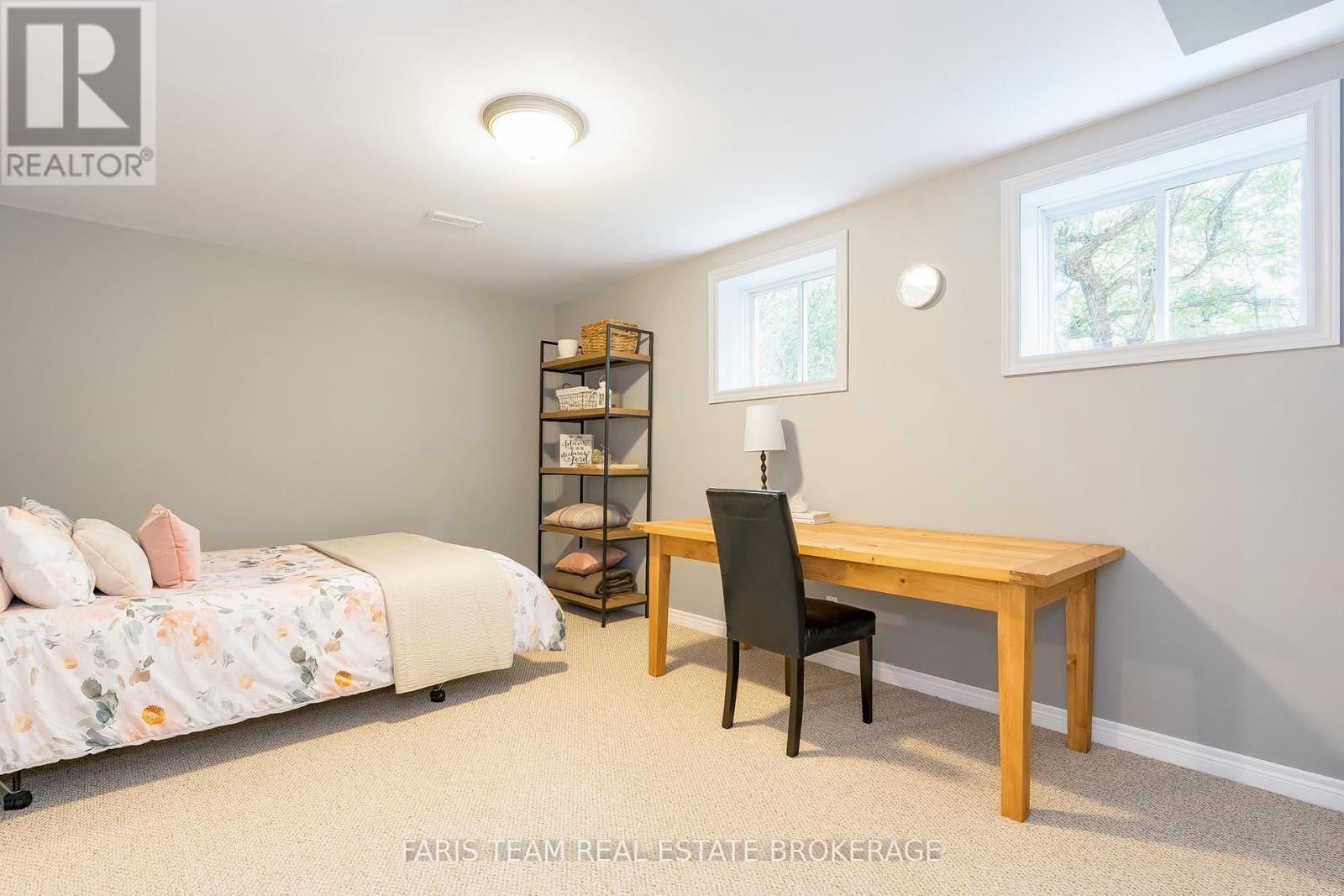 Photo 19 of 35 Parr Boulevard, Springwater ON