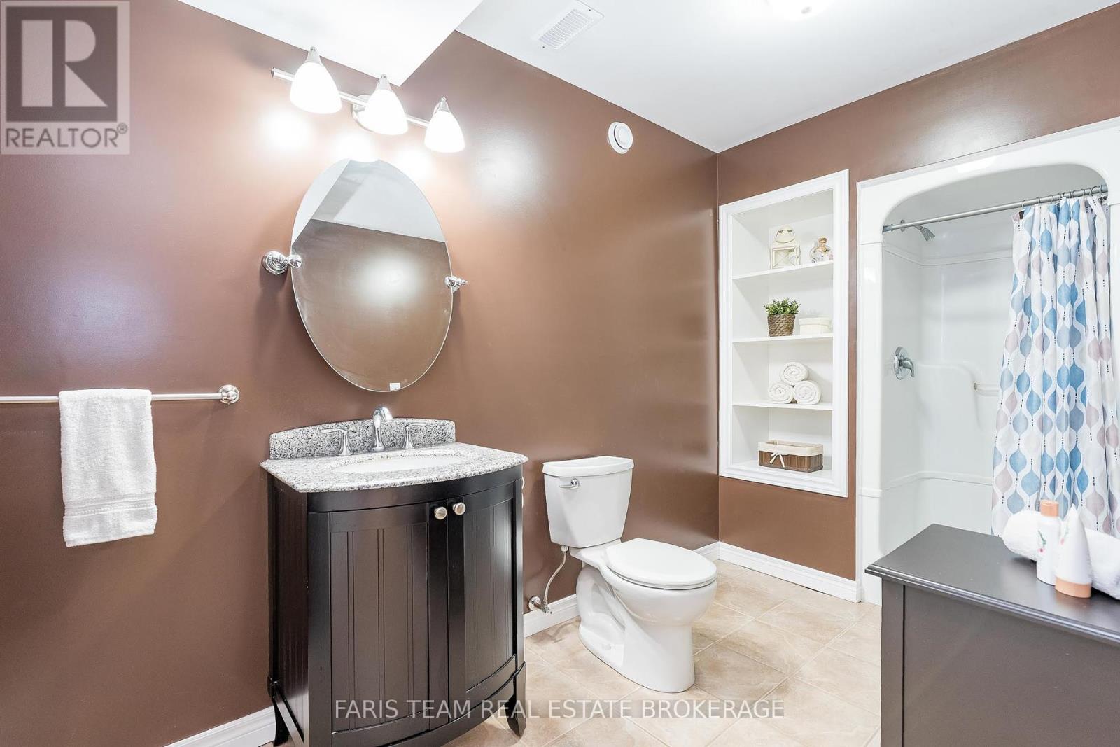 Photo 21 of 35 Parr Boulevard, Springwater ON