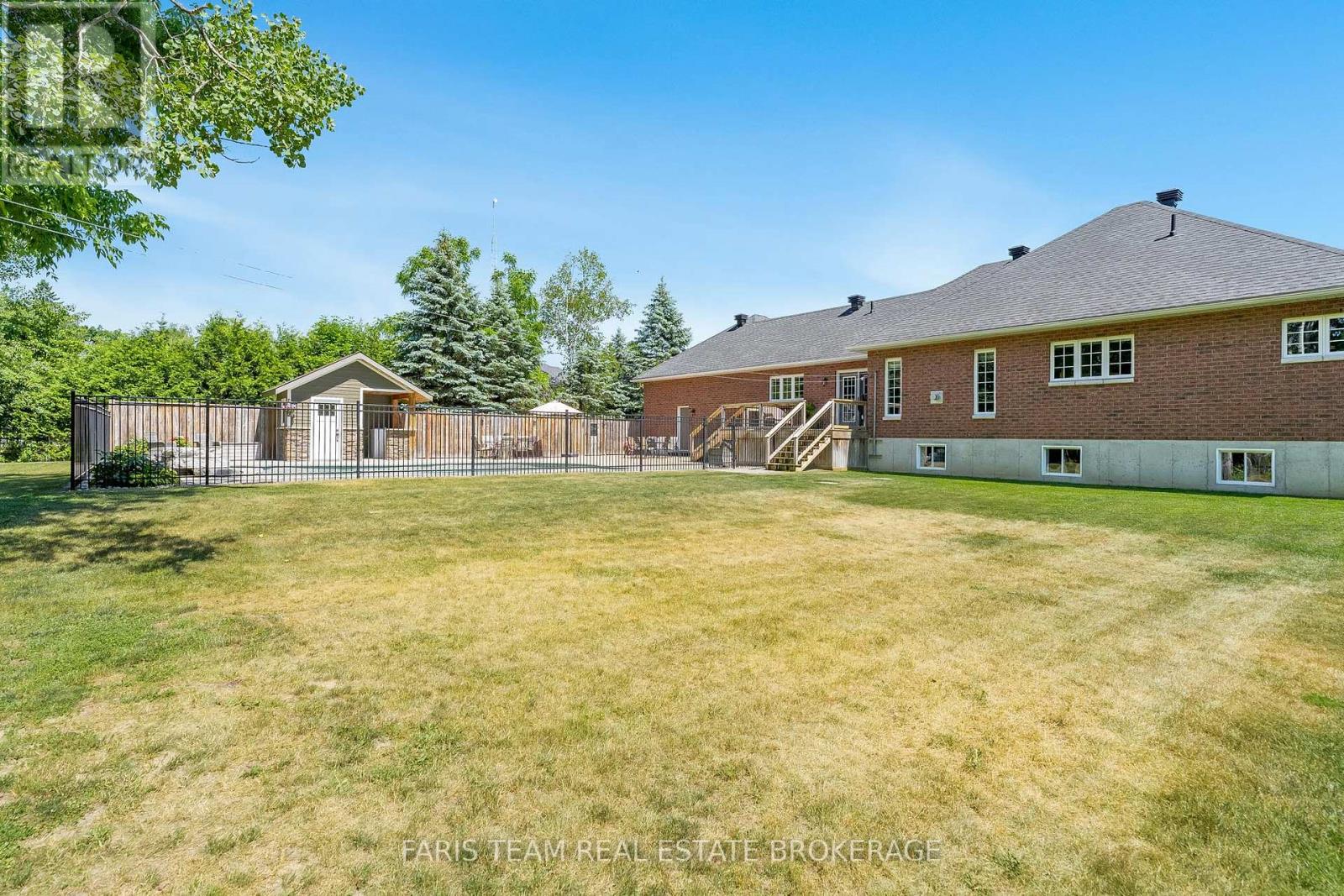 Photo 26 of 35 Parr Boulevard, Springwater ON