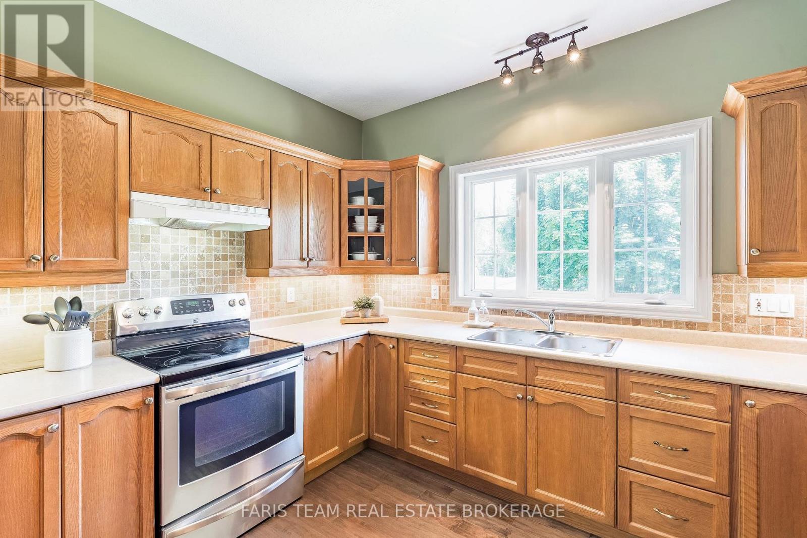 Photo 4 of 35 Parr Boulevard, Springwater ON