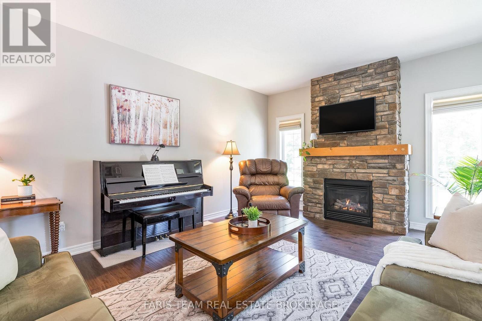 Photo 9 of 35 Parr Boulevard, Springwater ON