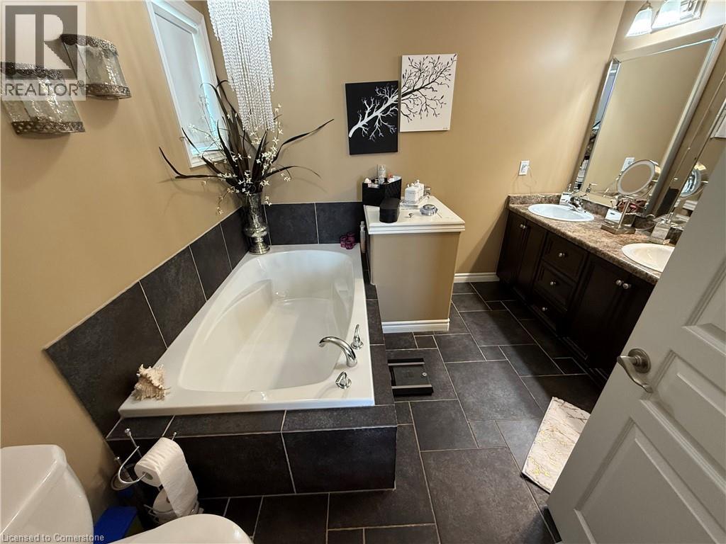 Photo 18 of 11 Donatello Court, Hamilton ON