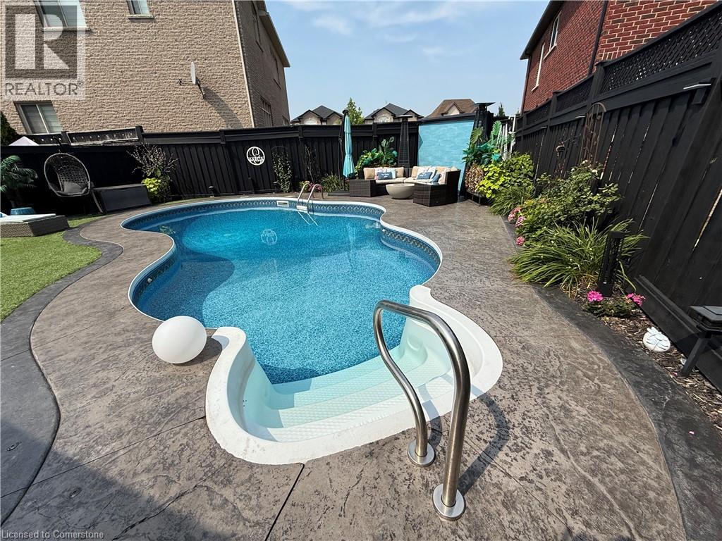 Photo 38 of 11 Donatello Court, Hamilton ON