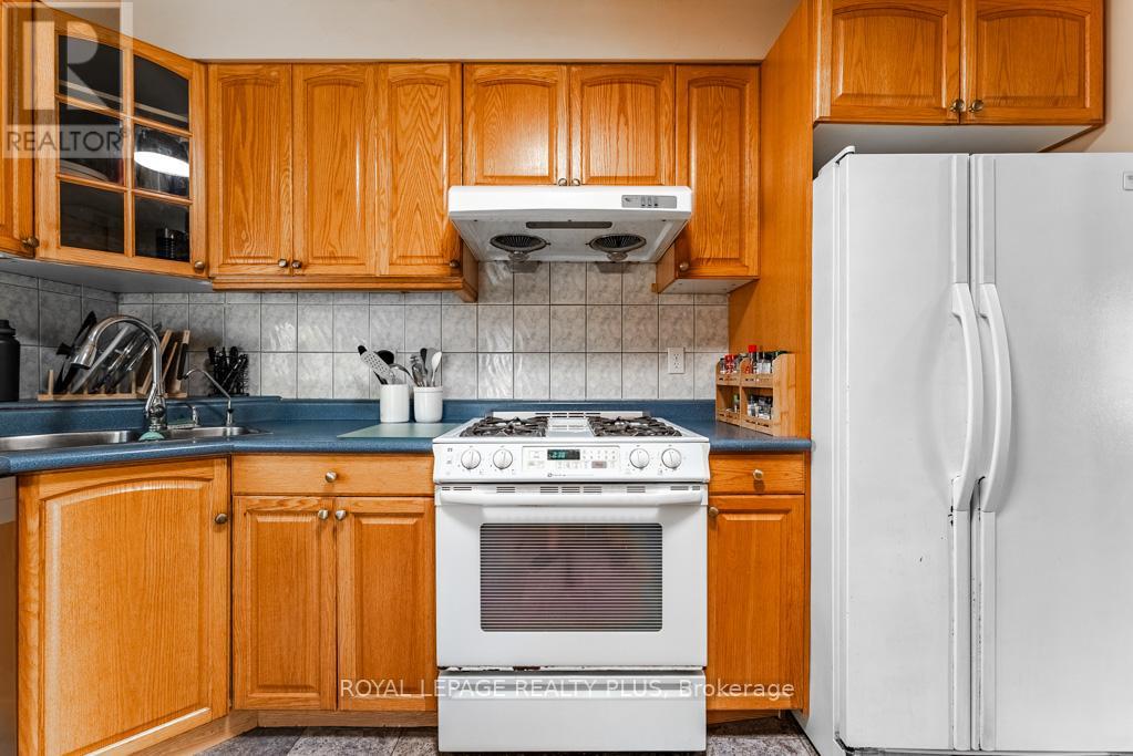 Photo 13 of 431 Sherin Drive, Oakville ON