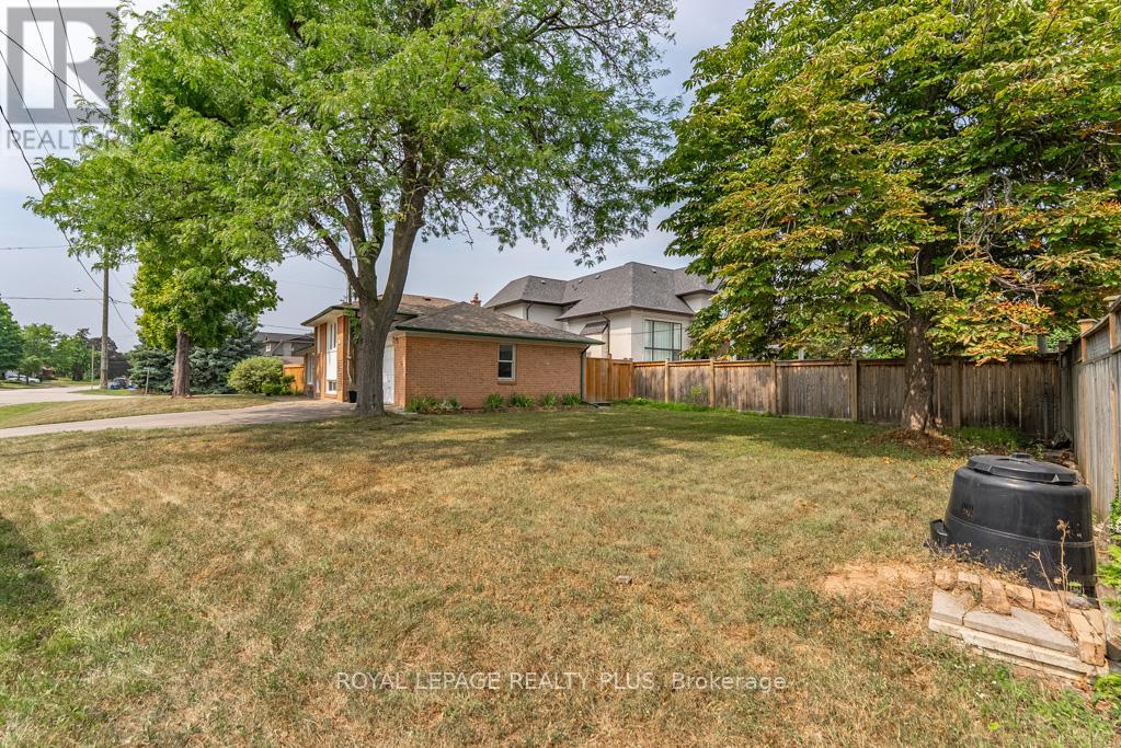 Photo 5 of 431 Sherin Drive, Oakville ON