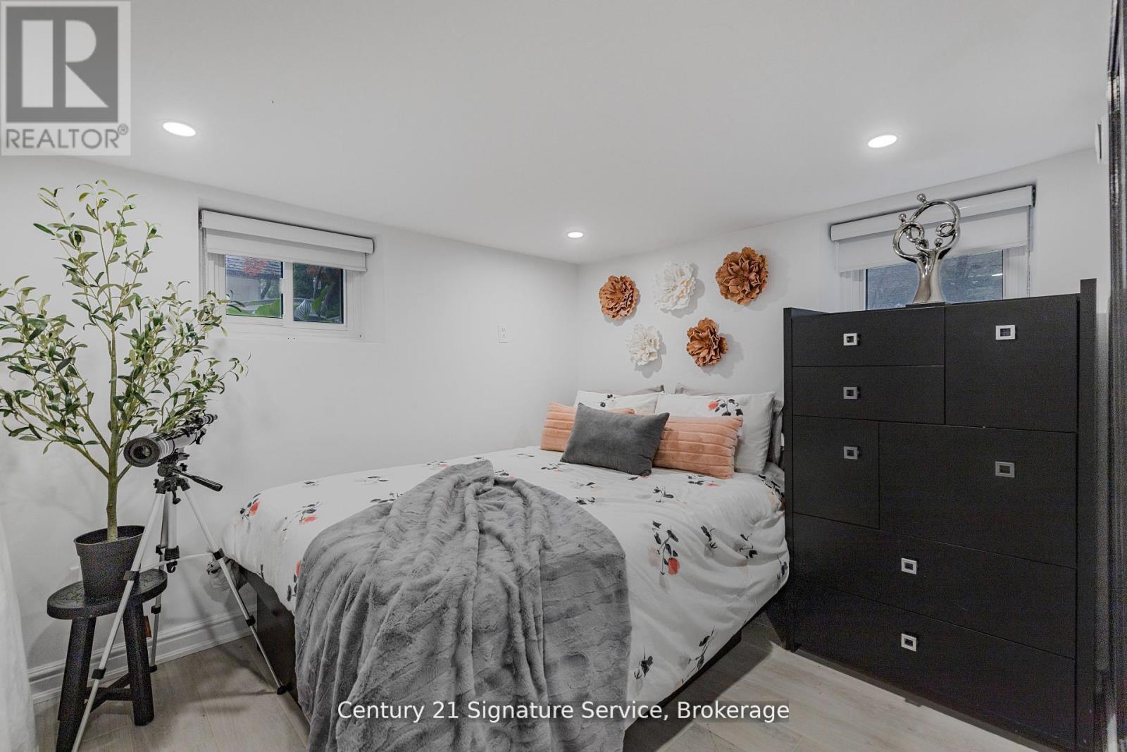Photo 18 of 33 Mcintosh Avenue, Toronto ON