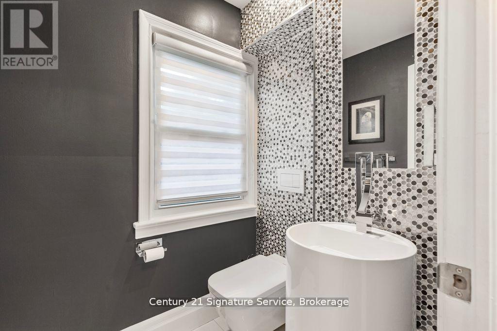 Photo 22 of 33 Mcintosh Avenue, Toronto ON