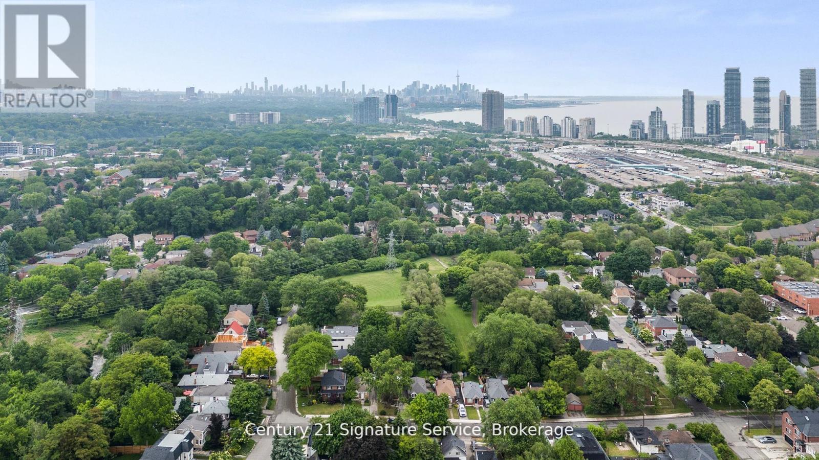 Photo 26 of 33 Mcintosh Avenue, Toronto ON