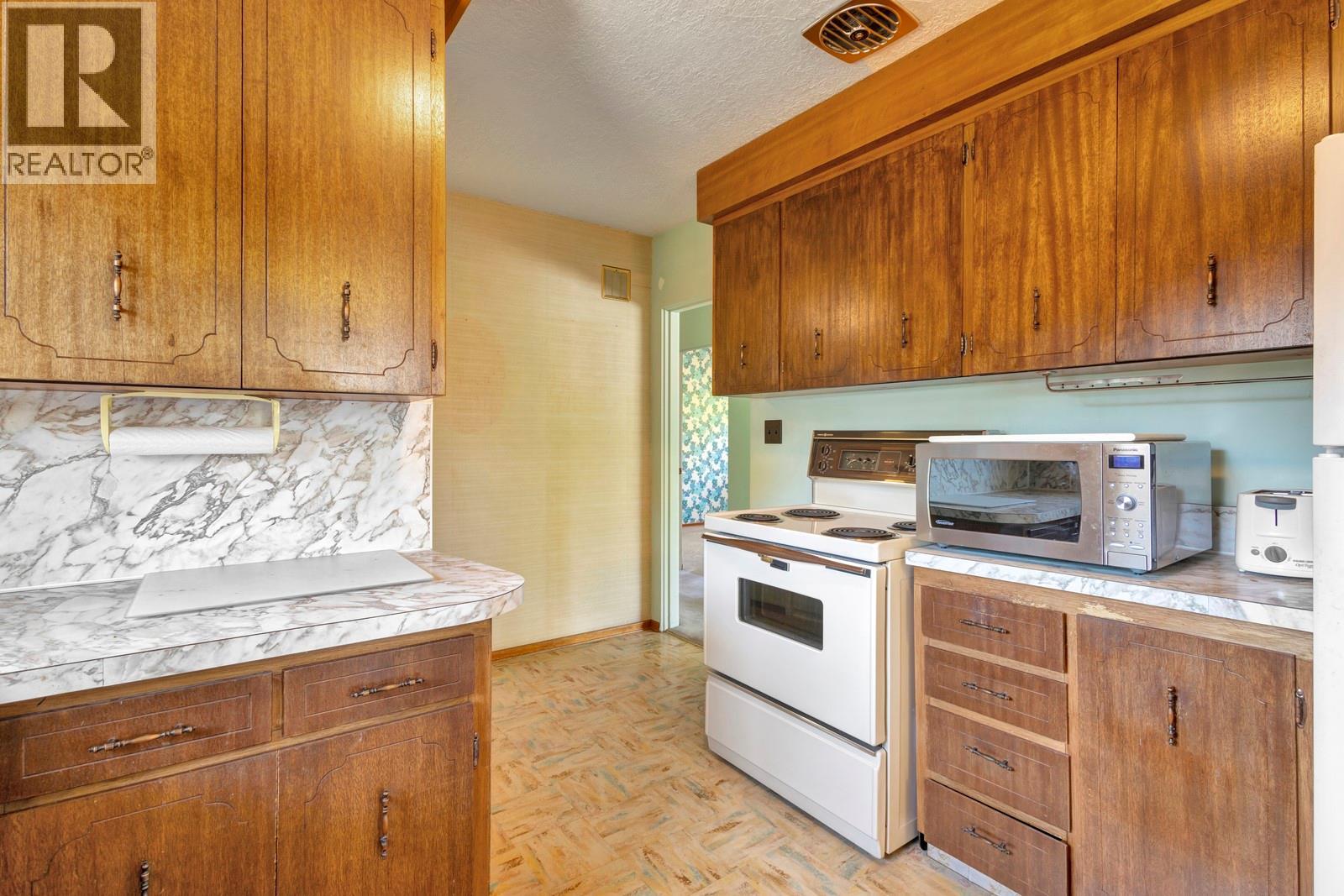 Photo 8 of 4693 Raymer Road, Kelowna BC
