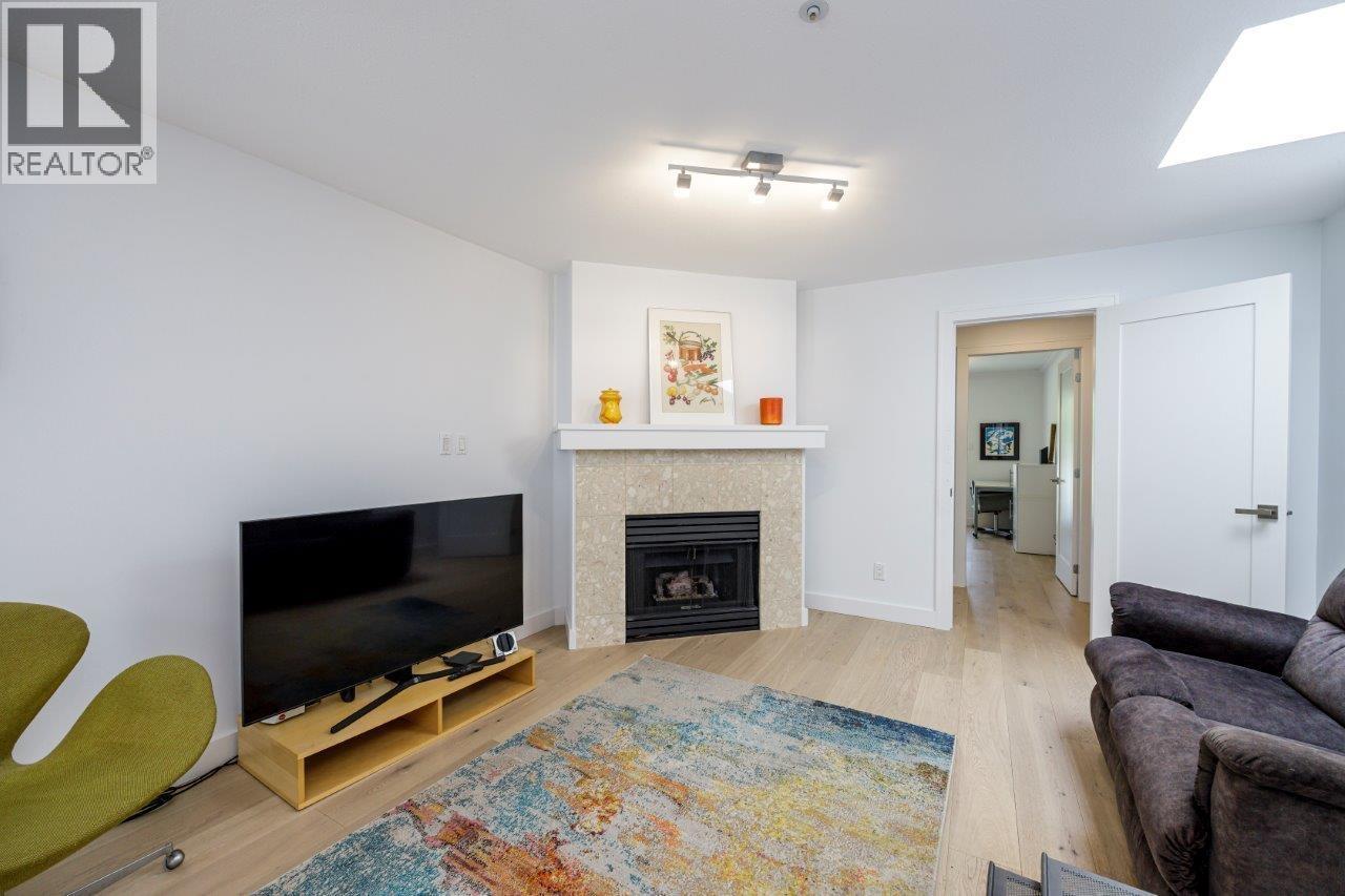 Photo 12 of 401 1283 Parkgate Avenue, North Vancouver BC