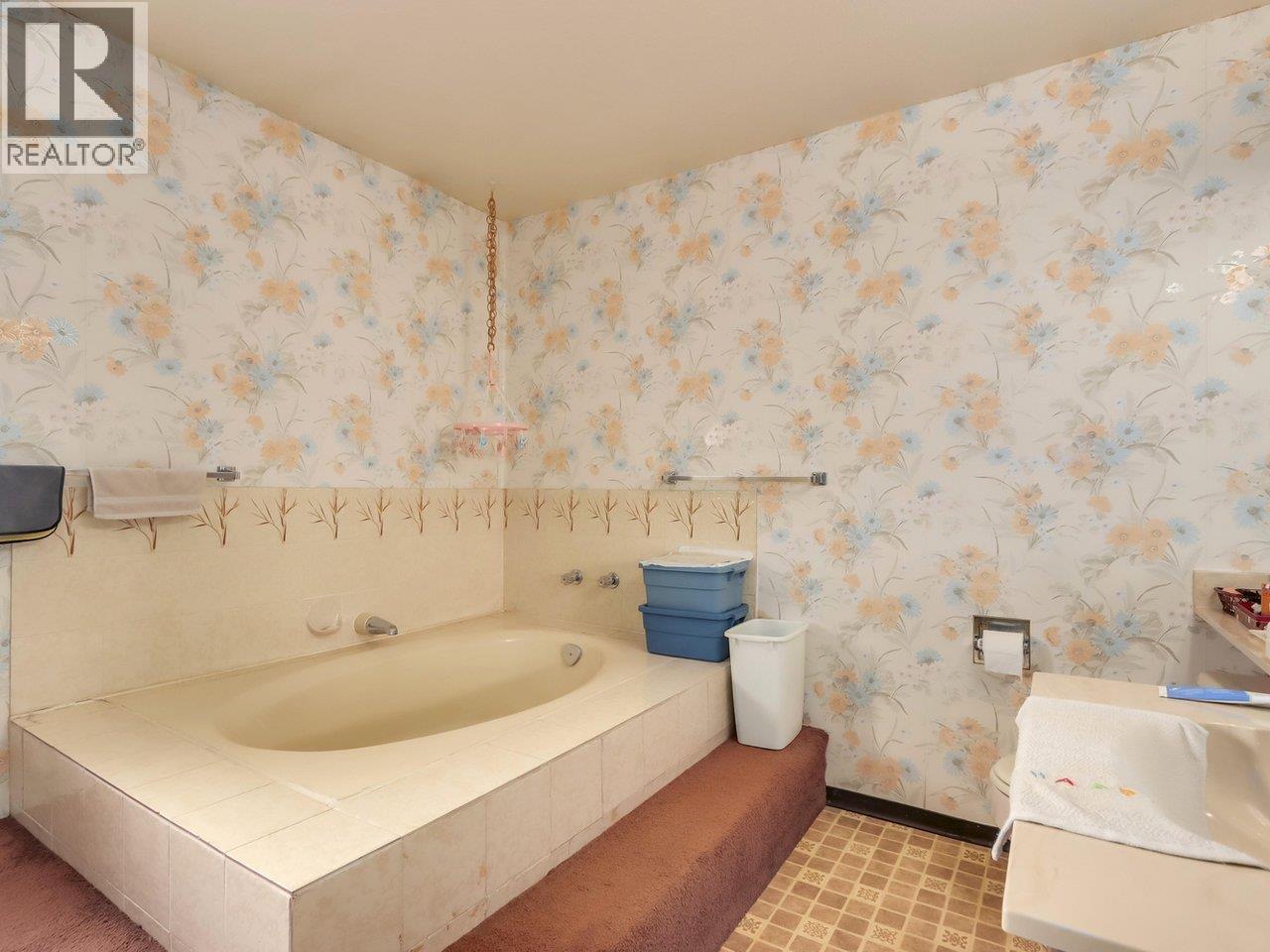 Photo 10 of 2027 Kirkstone Road, North Vancouver BC
