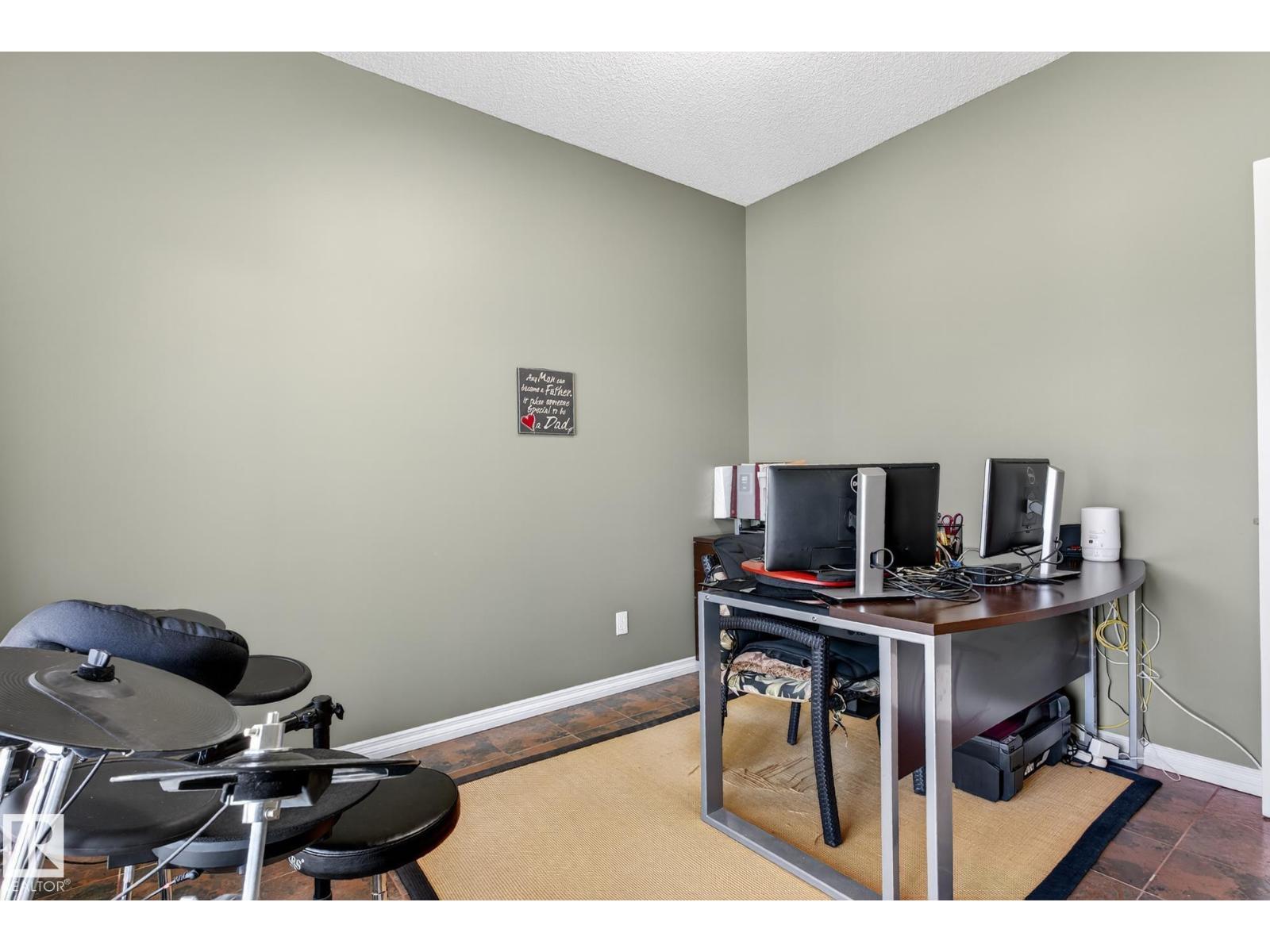 Photo 10 of 2007 Haddow Dr Nw, Edmonton AB