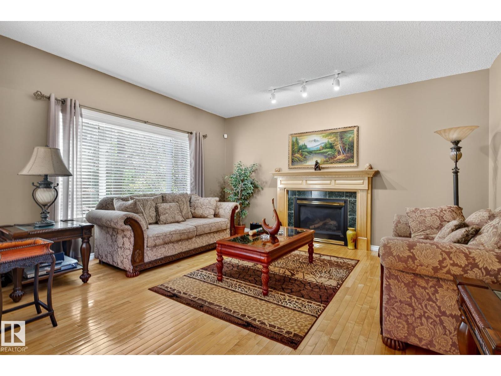 Photo 11 of 2007 Haddow Dr Nw, Edmonton AB