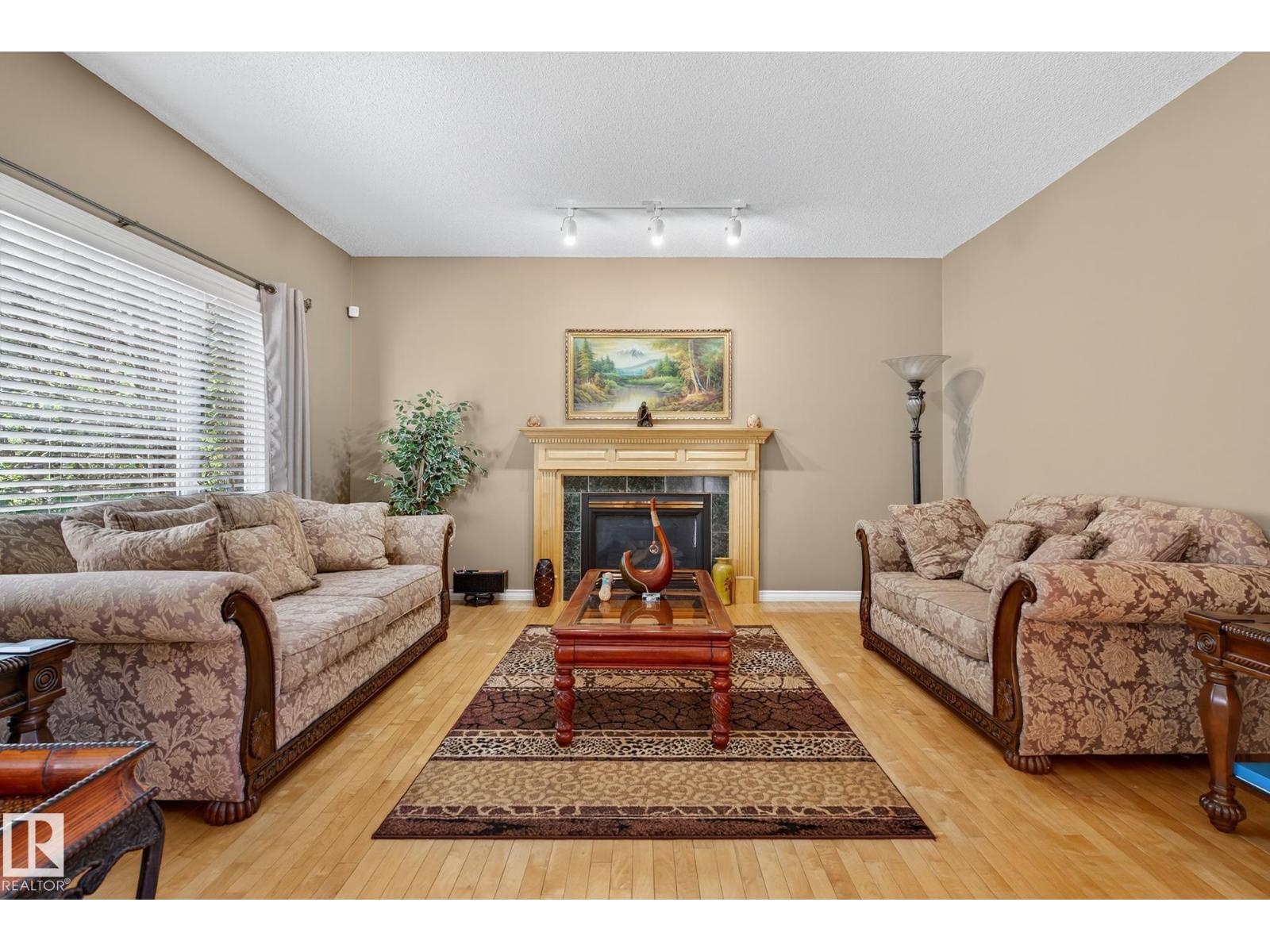 Photo 12 of 2007 Haddow Dr Nw, Edmonton AB