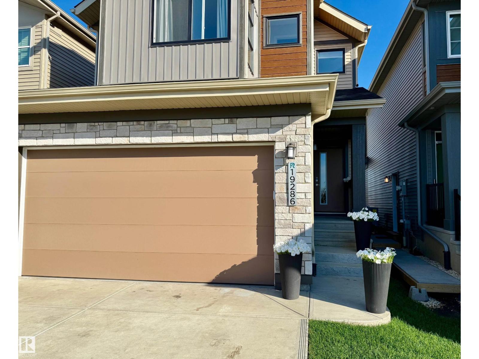 Photo 2 of 19286 22 A Av Nw, Edmonton AB
