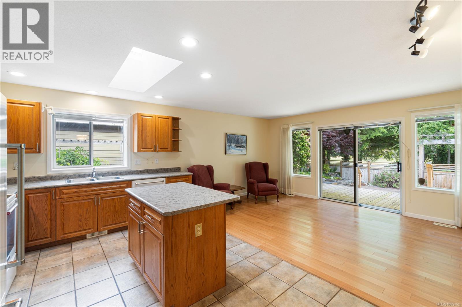 Photo 3 of 515 Seaward Way, Qualicum Beach BC
