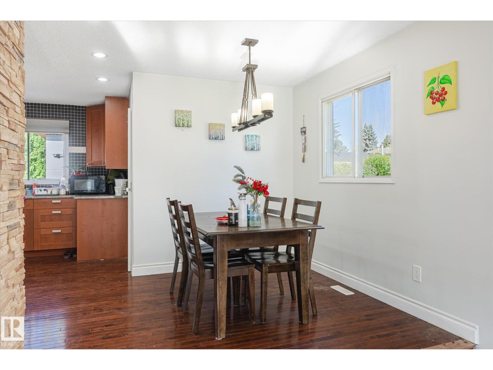 Photo 6 of 2520 116 St Nw, Edmonton AB