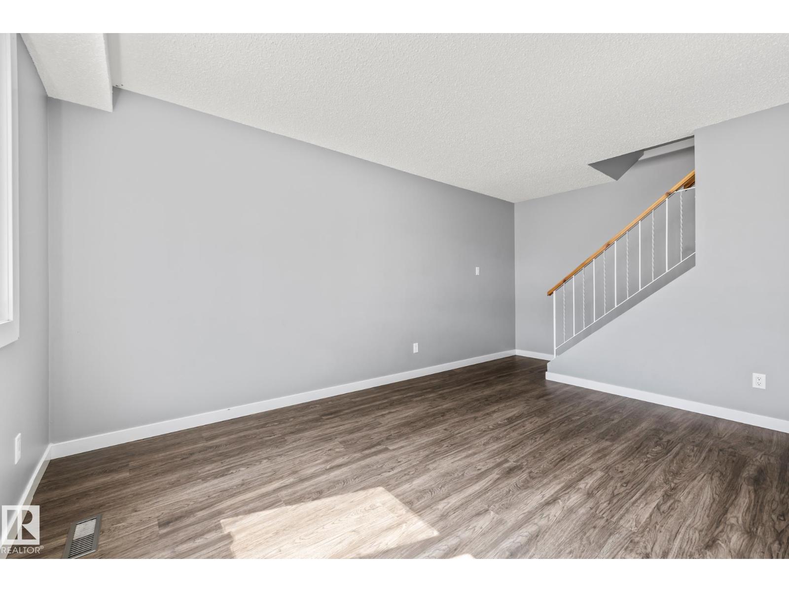Photo 18 of 2 B Clareview Vg Nw, Edmonton AB