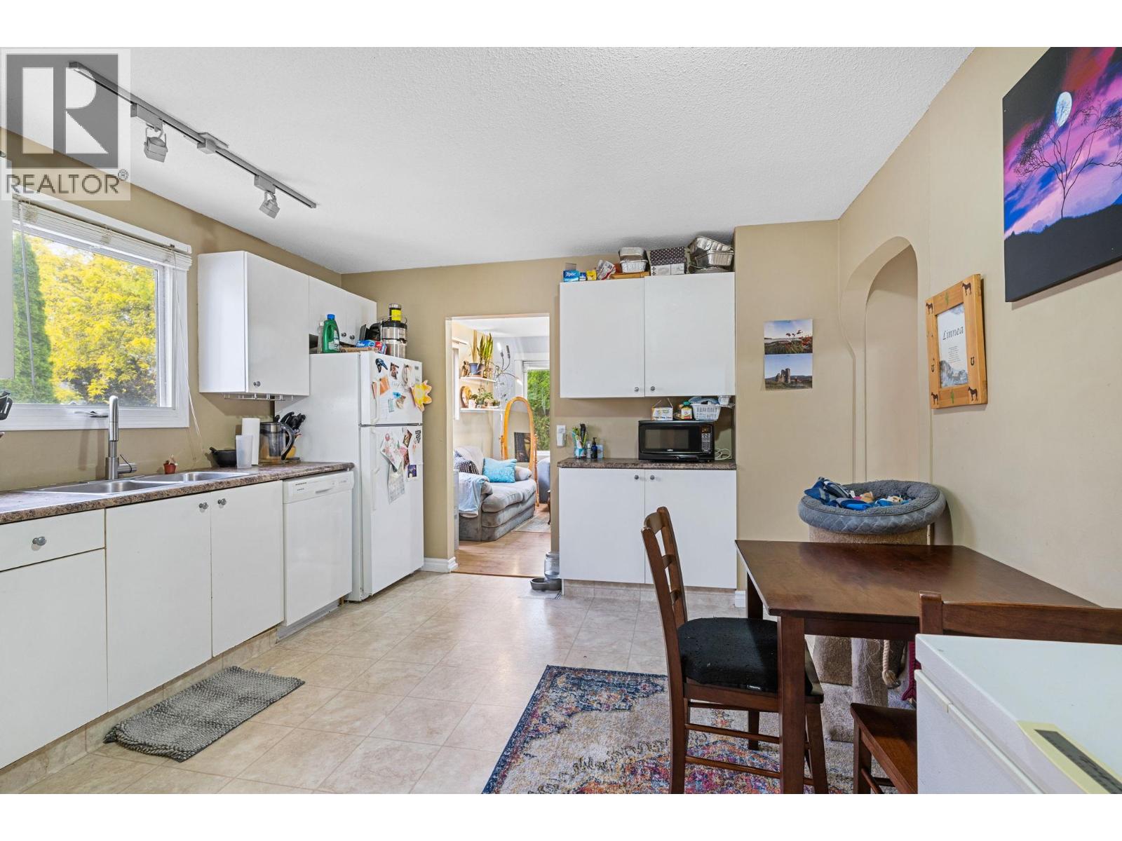 Photo 8 of 853 Wilson Avenue, Kelowna BC