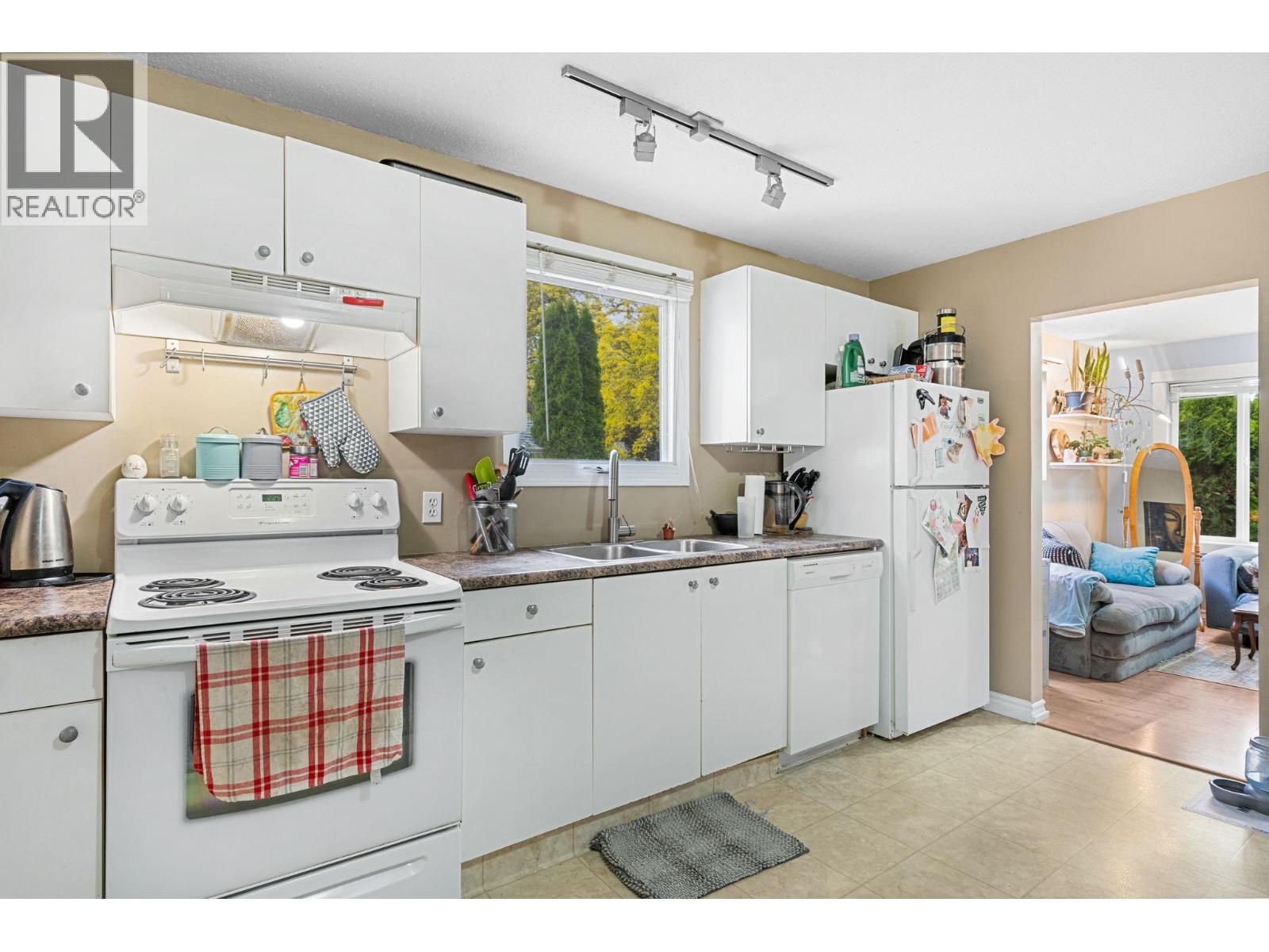 Photo 9 of 853 Wilson Avenue, Kelowna BC