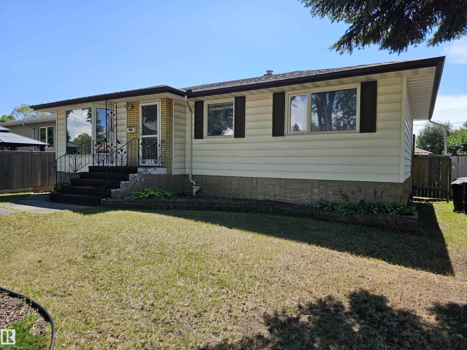 Photo 2 of 13215 116 Av Nw, Edmonton AB