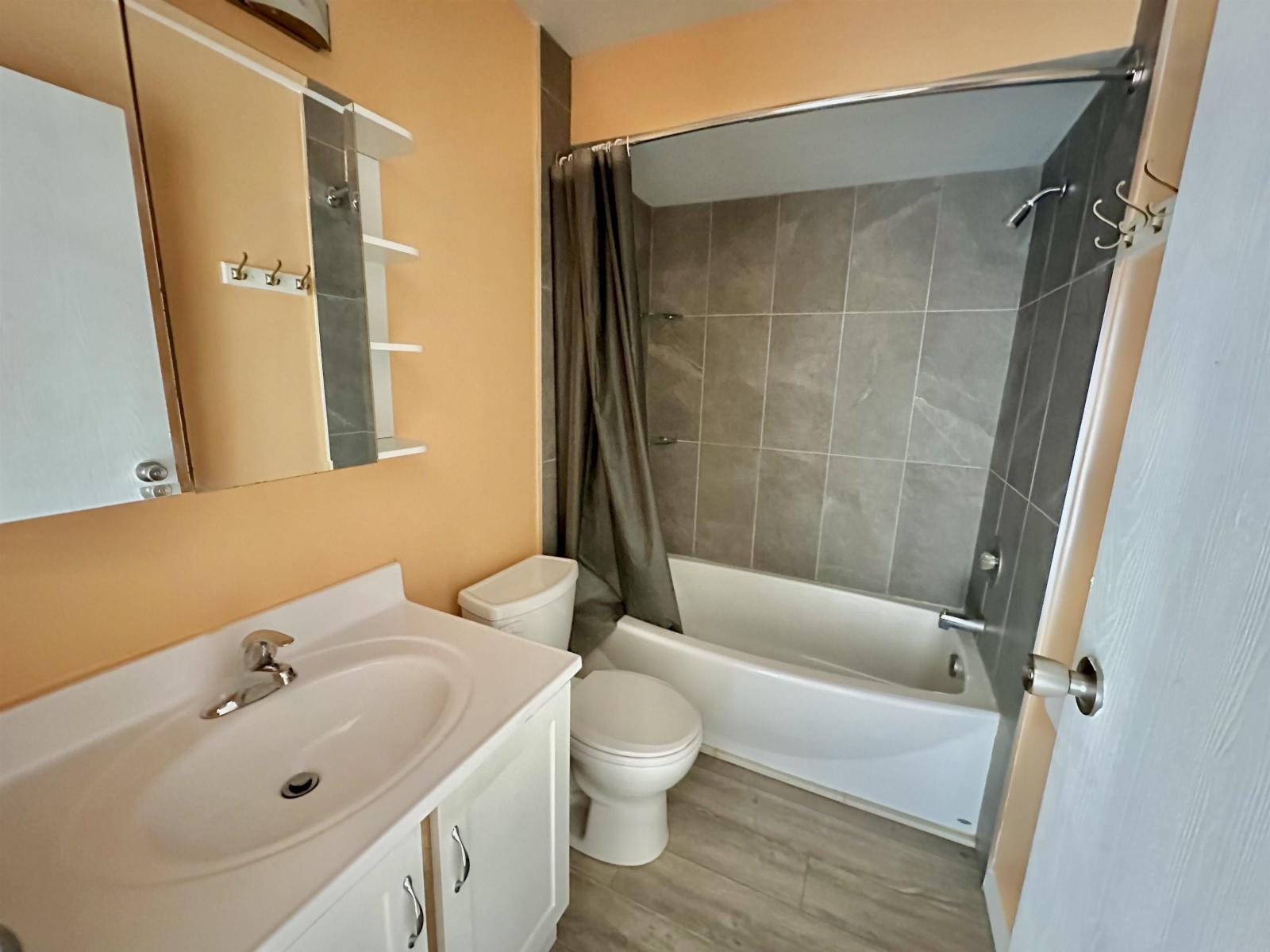 9 450 ESPLANADE AVENUE, Harrison Hot Springs, Harrison Hot Springs