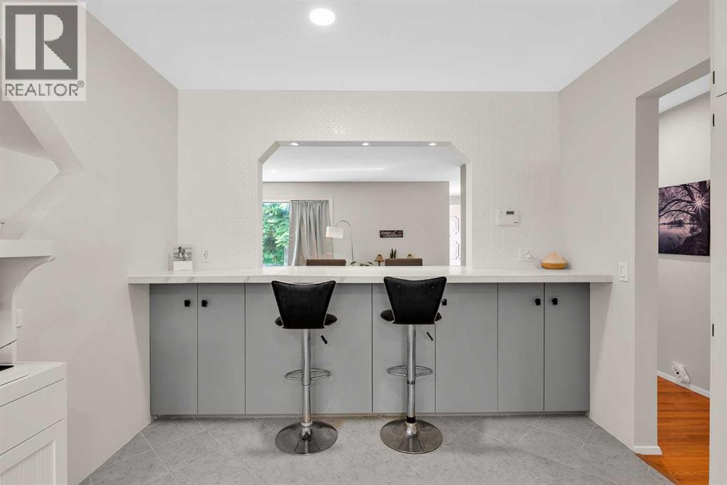 Photo 18 of 7019 Hunterbow Crescent Nw, Calgary AB